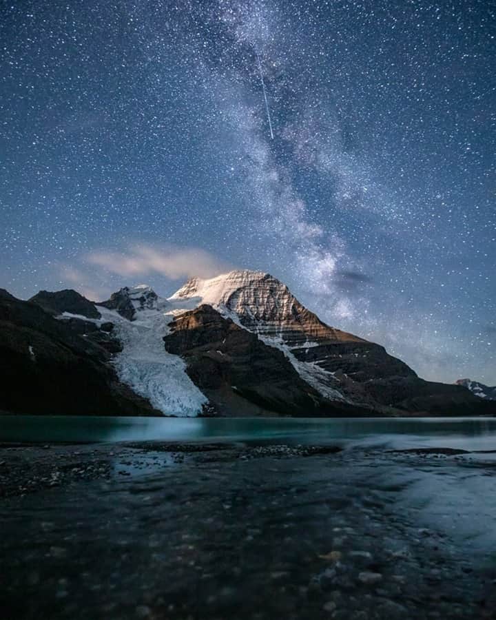 National Geographic Travelさんのインスタグラム写真 - (National Geographic TravelInstagram)「Photo by @kahliaprilphoto / Meteors and the Milky Way illuminate the sky above ancient glaciers during a perfect summer evening at Berg Lake.」11月21日 12時34分 - natgeotravel