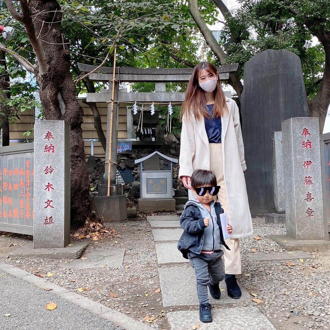 のインスタグラム：「#過去pic  おばあちゃんちの近くの神社でお参り🧡  ootd 🧥.. @momentplus.official  ロングコートは便利すぎて ついこればっかり着ちゃう😋  #2歳4ヶ月#男の子ママ#2歳男の子#ママさんと繋がりたい #ママスタグラム #dweユーザー #dweユーザーさんと繋がりたい #ママコーデ #ママファッション #ママリンク #リンクコーデ #親子コーデ #ママ友 #子育て #育児 #ママガール #mamagirl #プチプラコーデ#like4like #followme #instagood #photooftheday #followforfollow」