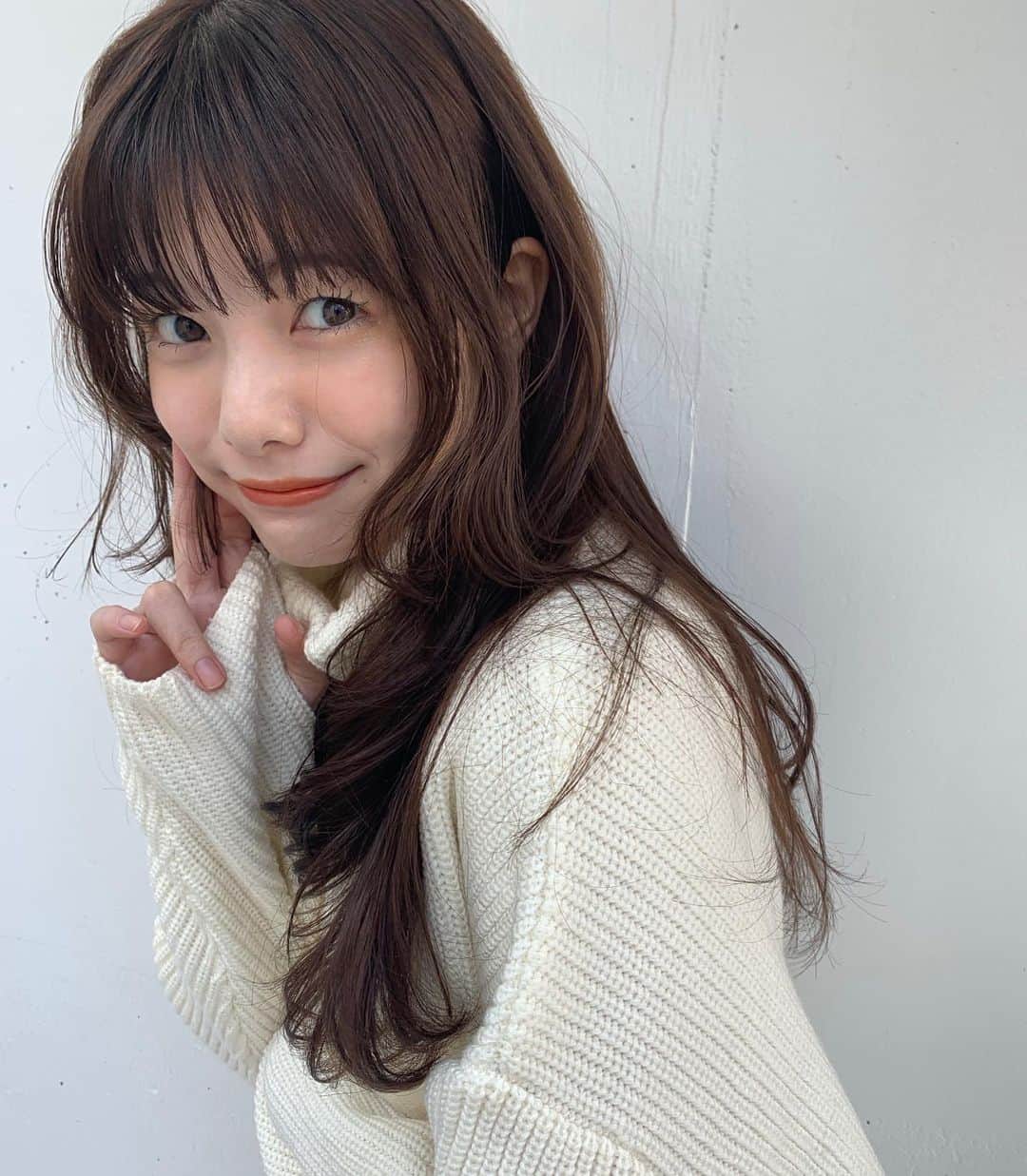西谷菜々のインスタグラム：「. 最近の髪と、先日のお洋服🤍 イメチェンで作った顔まわりの姫カット😚 (既に気づいてくれた子が多くて嬉しい〜！)  スタイリング次第で雰囲気も変えられて、とってもお気に入り🦆 なほぴいつもありがとう✨ @nahosaito_log」