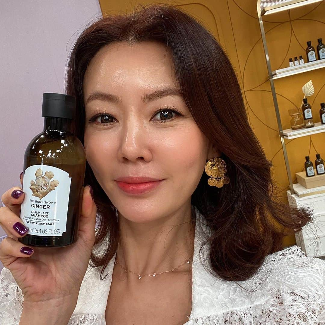 アン・ソニョンさんのインスタグラム写真 - (アン・ソニョンInstagram)「#최초생방송  #thebodyshop  #진저샴푸  잠시후 #현대홈쇼핑 생방송으로 만나요❤️  오늘 최초로 드리는 #무료체험 용량도 완전👍👍  꼭 챙기세요❤️  😍😍😍😍😍😍😍😍😍😍😍😍😍  으와 말되안돠게 높은 목표였는데!!!  초대박 치며 거의 100% 달성하고 퇴근합니드아💯💯💯  생방송 같이 보고 응원해주신분들 감사합니다아🙏🏻」11月21日 12時39分 - anney_an_love