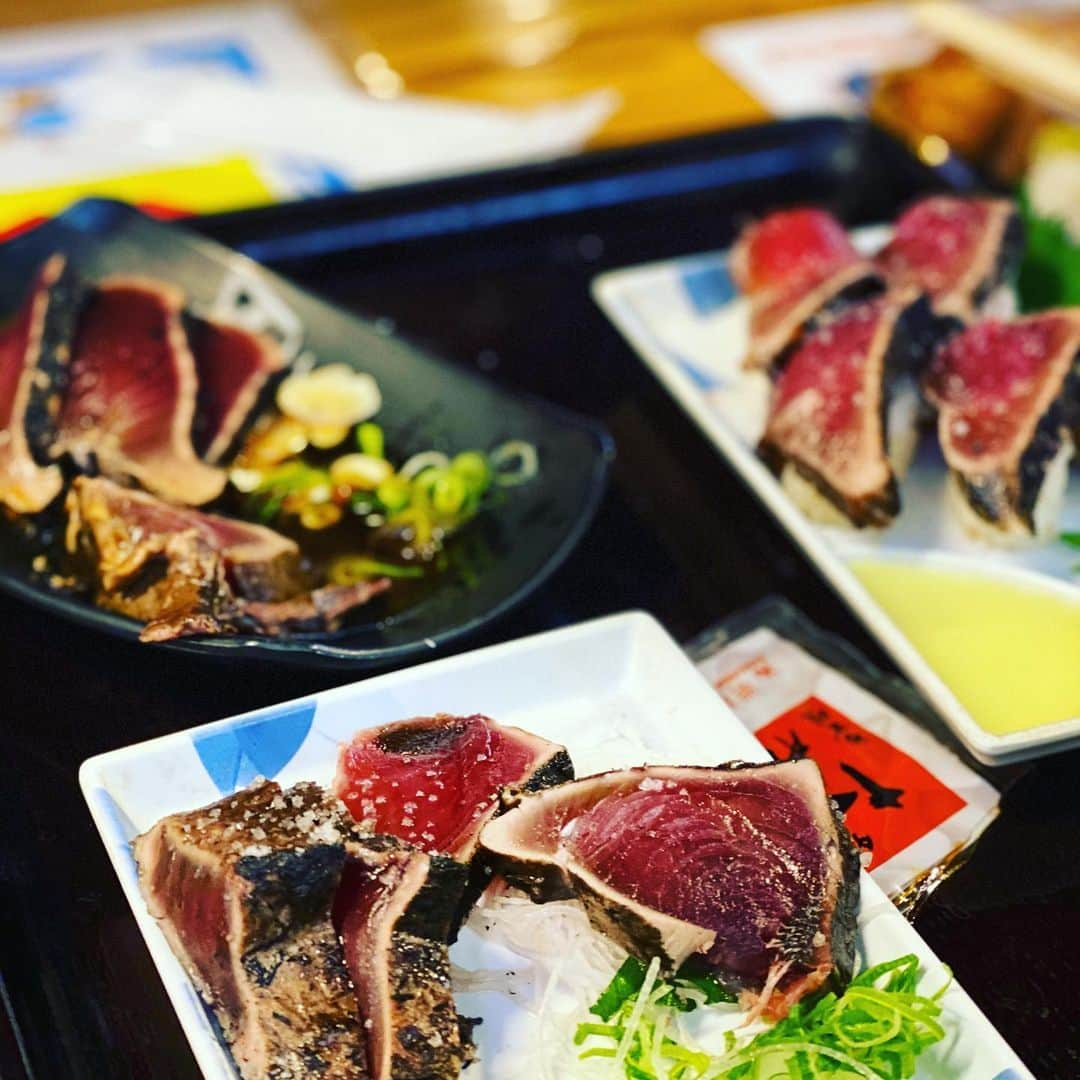 鴨志田由貴のインスタグラム：「カツオ三昧。塩、タレ、握り。どれも美味しい！」