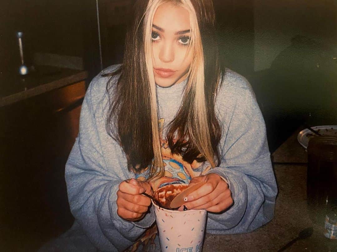 Danna Paolaのインスタグラム：「Some pics of nuestra Cuarentena 2020 📷🤍 la family」
