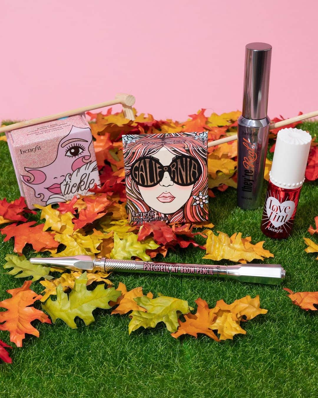 Benefit Cosmeticsさんのインスタグラム写真 - (Benefit CosmeticsInstagram)「All the Fall faves 🍃 What’s the 1 #benefit product you NEED in your makeup bag?!」11月21日 12時51分 - benefitcosmetics