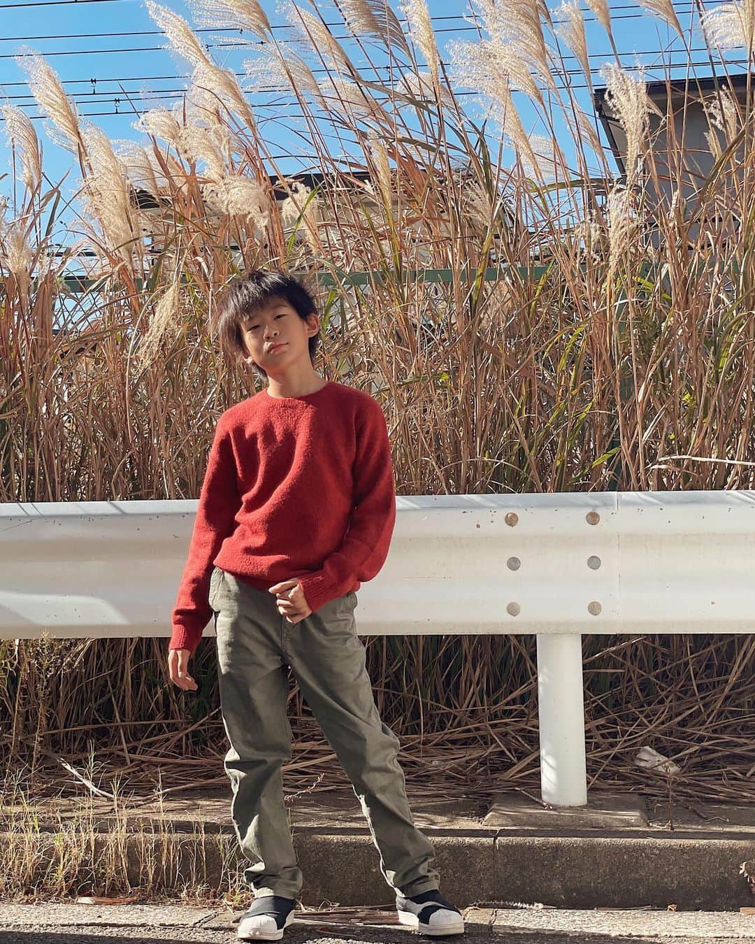 のインスタグラム：「𝚞𝚗𝚒𝚚𝚕𝚘 𝚔𝚒𝚍𝚜.  先週のユニクロキッズプログラムで いただいた服でコーディネート。  もちろんインナーは ウォームコットンストレッチインナー 写真撮り忘れたから4枚目のイベント時の参考にしてね！  ニットはユニクロ×jw Andersonコラボだよ😊  デザインも色味も大人っぽくてカッコイイ！！  今日も天気いいからアウターなしで気持ちいいね✨ 皆さんよい週末を☺️✨  #ユニクロコーデ#カジュアルコーデ #男の子ママ  #uniqlo #uniqloginza #uniqlokids  #uniqlokids2020fw #ユニクロキッズ #ユニクロキッズコーデ2020fw  #キッズコーデ #小学生男子 #ウォームコットンストレッチインナー #kids#kidsfashion #kidscode #上下ユニクロ #男の子コーデ」