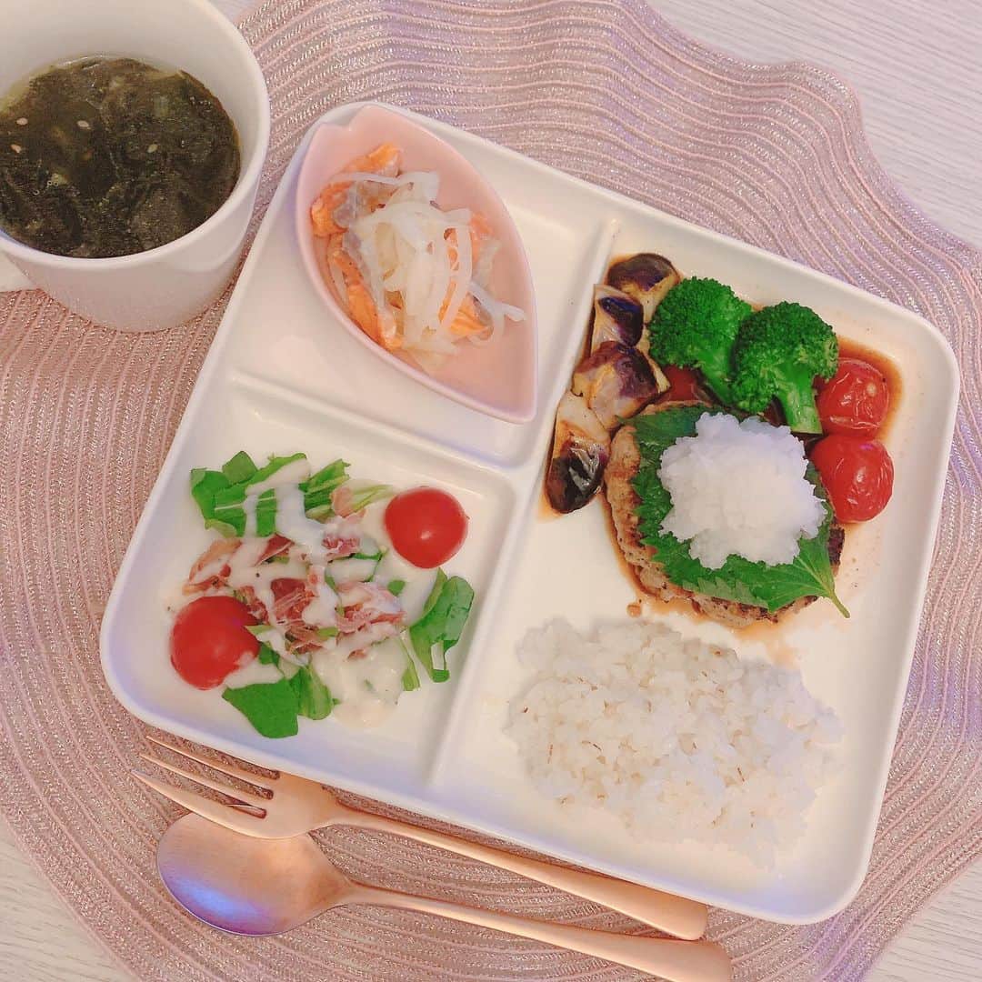 薄井美樹のインスタグラム：「．     ちゃんと作って食べようって思ったご飯（1枚目）と いつもの手抜きなご飯（2枚目）🤪     差が激しい🤭🤭     ．          ．」