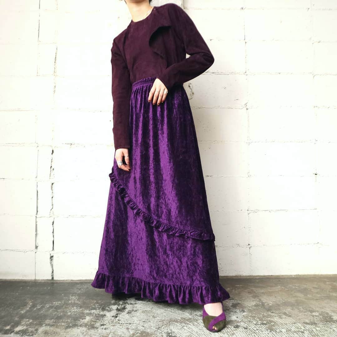 吉祥寺 古着屋 Orfeoのインスタグラム：「Leather Design Tops × Velour Frilled Skirt  #orfeo #kichijoji #tokyo #vintage #used #fashion #coordinate #outfit  お問い合わせはインスタグラムのプロフィール掲載のメールアドレスにお願いいたします。コメント、DMでのお問い合わせは受け付けておりませんのでご了承ください。 ONLINE SHOPの商品も店頭にてご購入頂けます。気になる商品がございましたらスタッフにお声掛けください。  新型コロナウィルス感染拡大防止策を徹底した上で営業をしております。マスクの着用、入店時にアルコールでの消毒をお願いいたします。」