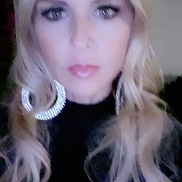 レイチェル・ゾーのインスタグラム：「#FBF to the last weekend I glammed up just a few days before lock down ... truly feels like a lifetime ago when we could celebrate life with friends. I miss these moments beyond 💔  What are you all missing most ? #friends #family #overit xoRZ」