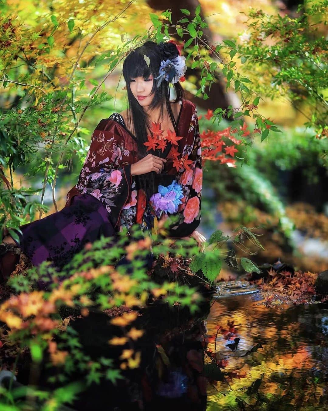 舘林佳史のインスタグラム：「モダン着物で紅葉作品作り🍁 モデルは榎月ちゃん @kagetu_photo   誰でも物語の主人公になれるをキャッチコピーにドラマや映画の物語のワンシーンの様なDramaticStoryPhotと言う名前で活動作品作りをしています。大好評のドラマティックフォトのご依頼はこのクオリティーで30000円〜(ほぼ諸経費)で受け賜わっています)^o^( 素敵な作品を一緒に作りたい！コラボレーションしたい 美容師・メイクアップアーティストさん ・服飾デザイナーさんクリエイターさんも随時募集中です✨  お姫様になりたい👸物語の主人公になってみませんか^ ^⁉︎. たった一枚の写真で人生が変わる‼️ ✨作品作り体験モデルに興味がある方 ドラマティックフォト依頼 撮影依頼 体験モデル募集①お名前②地域③年齢④身長⑤LINE ID⑥応募理由やお問い合わせ内容⑦最近の髪型スタイルの分かる写真をDMまたはメール下さい✨📩contact@dramaticphoto.jp モデル宣材撮影 コンポジ Book作り プロフィール撮影 ブライダルフォト記念撮影 衣装レンタル 成人式 着物 ドレスロケーションフォト スチール サロンモデル撮影 写真集等撮影のご依頼何でもお気軽にお問い合わせDM下さい✨📩 . ༚┈❁┈༚༝༝༚┈❁┈༚༝༝༚┈❁┈༚༝༝༚┈❁┈ ༚༝༝༚┈❁┈ ． 【掲載モデル個撮紹介】 掲載モデルを撮ってみたいと思った事はありませんか^ ^⁉️ . 掲載モデルさんをご紹介出来るようになりました❣️ . ✅ポートレート撮影をやってみたいけどモデルモデルが見つからない。 ✅モデルと一対一でポートレート撮影したい。 ✅撮影会だと撮りたい構図の写真が撮れない。 ✅モデル2人でツイン撮影したい。 ✅友達のカメラマンと一緒にモデルを撮りたい。 ✅モデルとメイクさんを呼んで作品作りをしたい。 ✅スタジオで個撮したい。 ✅海や山で撮影したい。 ✅水着撮影したい。 ✅仕事帰りに撮影したい。 ✅夜景やネオンで撮りたい。 ✅フォトコンにチャレンジしたい。 ✅美容院スタイリストの作品作りコンテストモデル探しや撮影をしたい。カメラマンも探している。 ✅プロのフォトグラファーを 目指している。 ✅プロのカメラマンと同行してもらって勉強したい。 ✅自分の都合の良い日や時間に合わせて撮影がしたい。 . ༚┈❁┈༚༝༝༚┈❁┈༚༝༝༚┈❁┈༚༝༝༚┈❁┈ ༚༝༝༚┈❁┈ ． 【掲載モデルの個人撮影依頼】 . お問い合わせは以下の内容を記入しDM 📩 又はLINE下さい ID510661(舘林佳史) . お取り次ぎ致します❣️ . 件名《個撮モデルお問い合わせ》 ⚫︎氏名: ⚫︎年齢: ⚫︎連絡先: ⚫︎メールアドレス: ⚫︎カメラ歴: 年 ⚫︎希望モデル名: ⚫︎希望日: ⚫︎希望時間: ⚫︎希望集合場所:  駅や施設名 ⚫︎希望撮影地: 湘南  鎌倉 横浜 ○○公園 等 ⚫︎移動手段: 徒歩  車 ⚫︎希望衣装: ドレス・ロングスカート・ミニスカート・ワンピース・普段着・カジュアル・ショーパン・お任せ・着物・その他 ⚫︎衣装(モデルさんに持って来て欲しい・自分で用意したい) . . ༚┈❁┈༚༝༝༚┈❁┈༚༝༝༚┈❁┈༚༝༝༚┈❁┈ ༚༝༝༚┈❁┈ ． ◆撮影料金 . 基本撮影時間:3時間(休憩時間移動込み) 15000円 ⚫︎延長:1時間ごとに5000円 . ༚┈❁┈༚༝༝༚┈❁┈༚༝༝༚┈❁┈༚༝༝༚┈❁┈ ༚༝༝༚┈❁┈ . ．  #ダンサー#着物#紅葉#舞い#富士山#日本一#奇跡#ミラクル#夢が叶う#運気アップ#着物撮影#モデル#ポートレートモデル#河口湖#富士の国#観光」