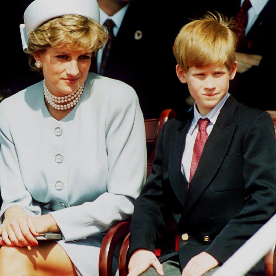 E! Onlineさんのインスタグラム写真 - (E! OnlineInstagram)「A source close to Prince Harry has shed light on his thoughts amid the recent controversy surrounding Princess Diana's 1995 interview. Link in bio for all we know as the BBC investigation continues. (📷: Getty)」11月21日 13時00分 - enews