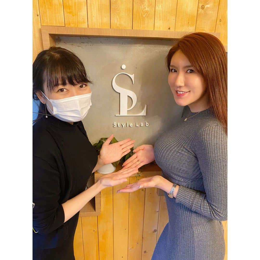 田名網理恵子さんのインスタグラム写真 - (田名網理恵子Instagram)「15分でウエスト-2.2㎝👏❤️ 寝てただけなのにー🤭嬉しい❗️ ・ @stylelabebs に行ってきたよー🥰 ２万回腹筋したのと同じ効果がえられる素敵なマシーンを受けてきました😌 運動も大切だけど機械ににも頼りたくなるの🥺❤️ 効果が即分かるし、腹筋に力が入りやすくなるから姿勢も良くなって嬉しいかったぁ☺️ コルセットしてる感覚が続く感じ✊❗️ 胸を残し続くクビレ作れるのって女子の理想です🥺 ・ 初回は9800円（税別）だから通いやすいのもいいなぁぁ💓 ・ 担当してくださったまさみさん（@msm_t21）は2ヶ月で-10キロに成功したんだって！綺麗なクビレで羨ましかったぁ😭❤️ ・ 代官山駅からすぐで、素敵な空間でついつい長居しちゃいました☺️💓 ・ #スタラボ痩身#スタイルラボ #痩身エステ #ブライダルエステ#美容好きさんと繋がりたい #筋トレ#ボディメイク#ヒップアップ #ダイエットビフォーアフター #ウェディングプロデュース #部分痩せ#お腹痩せ#愛されボディー」11月21日 12時58分 - 1004rieko