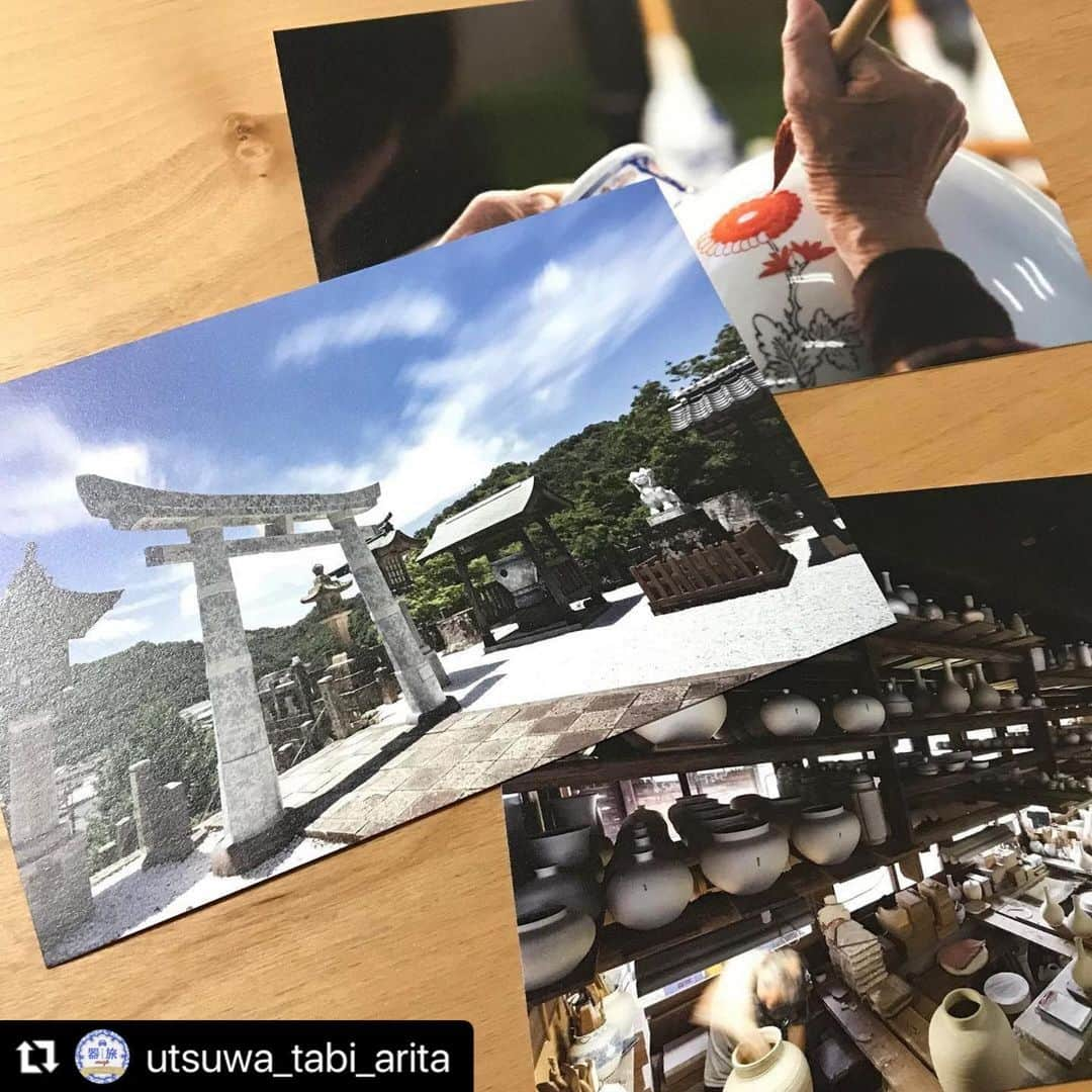 ari ta suのインスタグラム：「#Repost @utsuwa_tabi_arita with @make_repost ・・・ 【ご紹介】 有田の ポストカードが できました📮 ----- 有田町のステキなスポットを 撮り納めた ポストカードが 完成しました！！  陶山神社も 先日美しくなった新たな鳥居⛩で撮影されています🌟  有田にＩターンした デザイナーであり、 ろくろ師の @utsuwa_to_design が企画。 まずは 有田のメインストリートである うちやま地区にある 器とデザインにて、 販売が開始されました。  開催中の 【#秋の有田陶磁器まつり 】や、 明日明後日に迫った 【#うちやま百貨店 】 @uchiyama_hyakkaten  にお出かけの際は、 ぜひお立ち寄りください☺️ ----- 【撮影場所】 泉山磁石場 陶山神社 柿右衛門窯 細工場 柿右衛門窯 赤絵付け 辻精磁社 トンバイ塀 @tsujiseijisha  今右衛門窯 薪窯  香蘭社 @koransha  手塚商店 @gallery_tetsuka  有田ポーセリンパーク  有田ダム」