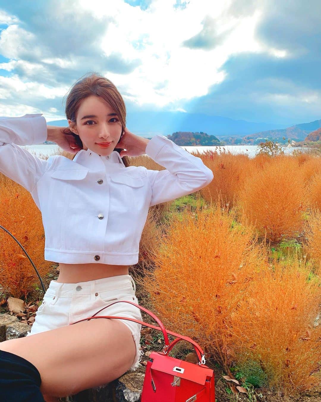 濱野りれさんのインスタグラム写真 - (濱野りれInstagram)「Drive to Oishi Park to see the red Kochia🌳 But at the wrong time, it was already yellow😂(2nd) Even if it was yellow, the shapes were still cute as I imagined♥️ 👜 @hermes New Three Colors 💕 . . コキアをみに大石公園へ🍁✨ 紅のコキアが一面に広がってるのを想像して 行ったんだけど、まだ早かったのか遅かったのか... 黄色のコキアでした😫 残念だったけどフォルムは想像してた通り可愛くてもきゅっとしてたよ💕 #コキア #大石公園  . バッグはこの前ハワイから届いた 新作、三色カラーのケリー👜✨ . . #hakone #oishipark #kochia #kawaguchiko #autumnleaves #autumncolors #autumnvibes🍁 #autumnfashion #fallvibes #fallcolors #photo_jpn #instajapan #japan_of_insta #hermes #kellymini #minikelly #threecolorshermes #hermesbag #箱根旅行 #箱根 #紅葉 #紅葉狩り #河口湖 #ミニケリー #3色ケリー」11月21日 13時08分 - riregram