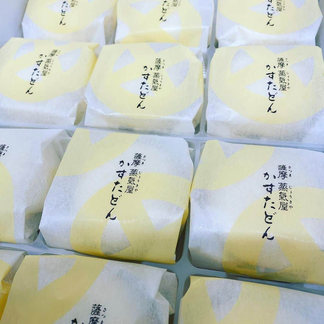 西川忠志さんのインスタグラム写真 - (西川忠志Instagram)「#かすたどん （#薩摩蒸気屋）  福岡滞在4日目。  弟家族からの差し入れです😊‼️  楽屋に持ってきてくれました。  嬉しいものです🍀 ありがとう⭐️‼️  皆さんと美味しくいただいてます。  本日千穐楽は3回公演。 感染予防対策万全にて 皆様方のご来場を心よりお待ち申し上げております🙇‍♂️  #吉本新喜劇   #西川忠志   #感謝」11月21日 13時03分 - nishikawa_tada