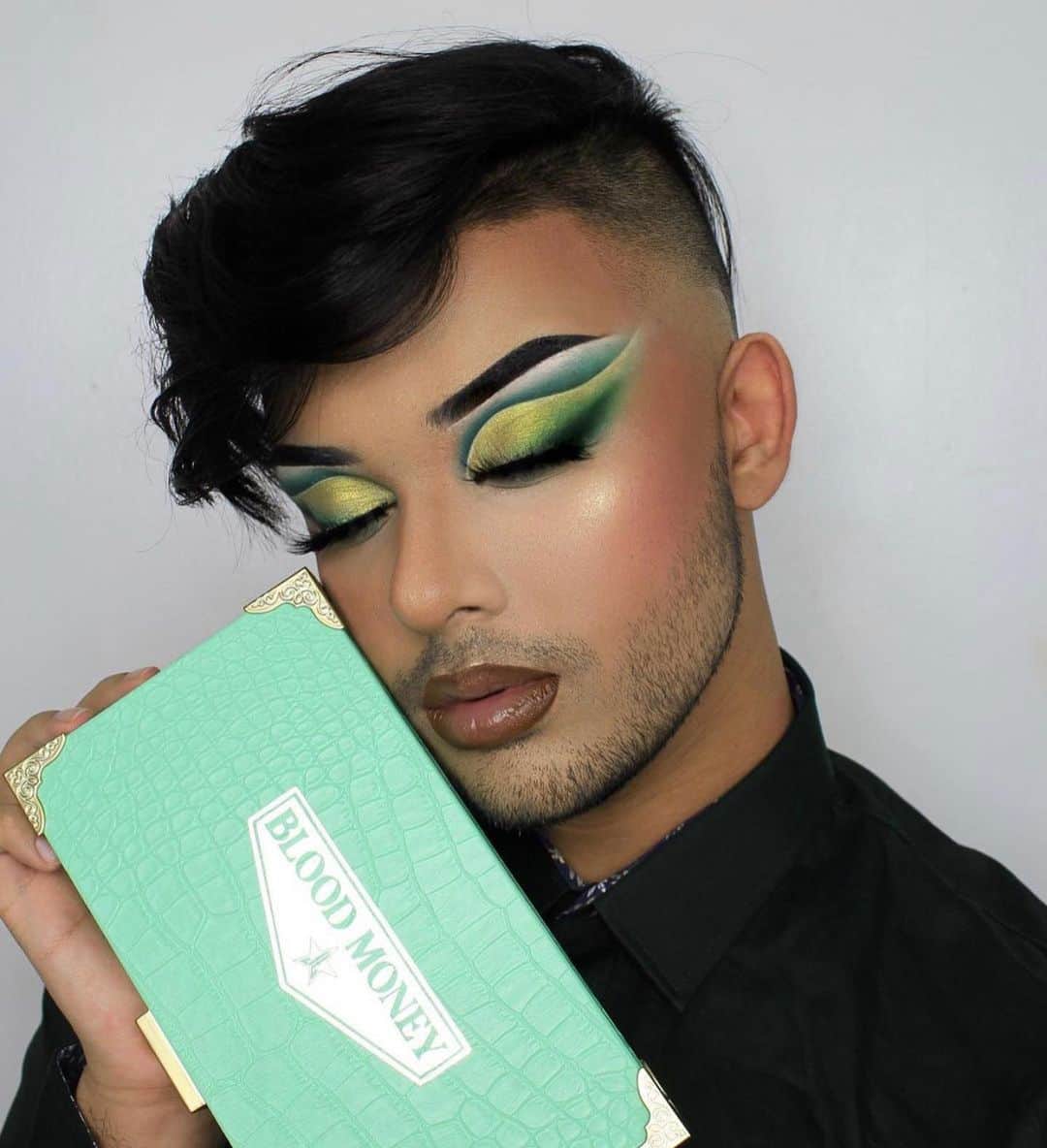 Jeffree Star Cosmeticsさんのインスタグラム写真 - (Jeffree Star CosmeticsInstagram)「BOLD & BLENDED💚 @huxglow created this sickening look using the #BLOODMONEY palette💰 #jeffreestarcosmetics」11月21日 13時04分 - jeffreestarcosmetics