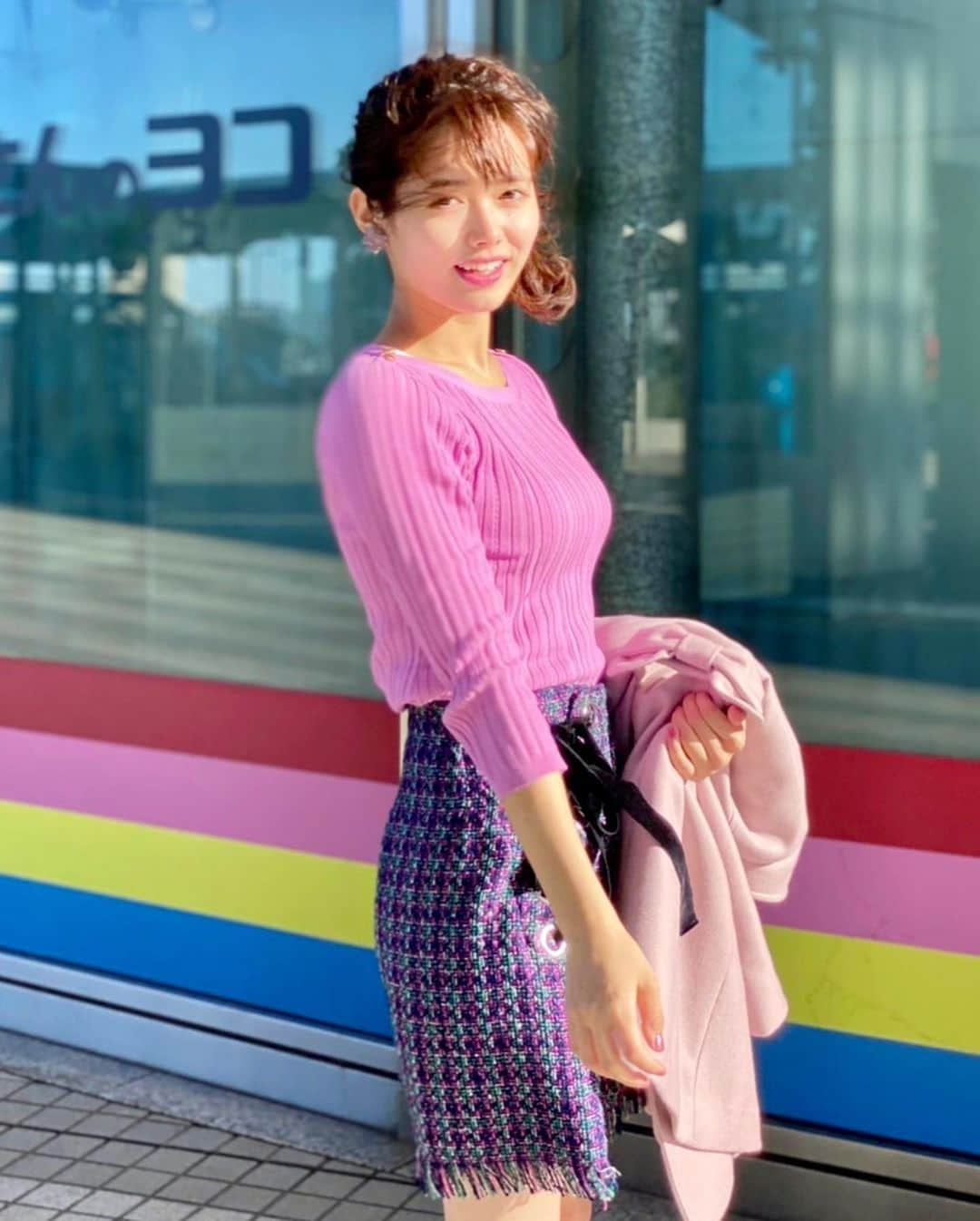 谷尻萌さんのインスタグラム写真 - (谷尻萌Instagram)「こんにちは💗☀️ 三連休スタートやな🙋‍♀️ 今朝のお台場は、北風がかなり強かったわあ😂 日向はポカポカやけど日陰だとヒンヤリしたで🌬  三連休、北風、南風、北風というように風向きが変化するさかい、体感温度は日替わりとなりそう！ 服装で上手に調節してや🧥  今日は短めスカートなんやけど、どれくらいの丈が一番いいのかしら☺️ 膝上？膝くらい？膝下？👗 私服は膝下スカートが殆どやわ〜♡  ほな後のインスタライブで❤️ またね〜😘😘 　 #めざましどようび　#お天気キャスター #セントフォース　#谷尻萌 #ポニーテール　#イヤリング　 #ピンクコート　#京都弁　#黒ブーツ #チェックスカート　#ピンクニット #快晴　#お台場」11月21日 13時07分 - tanijiri_moe