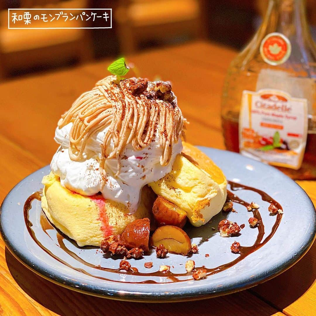 4foodie, for foodieさんのインスタグラム写真 - (4foodie, for foodieInstagram)「📍️Tokyo, Japan ESPRESSO D WORKS 池袋 / 以下餐點及價位 和栗のモンブランパンケーキ / ¥1848(税込) 美味程度(おいしさ)：🌕️🌕️🌕️🌗🌑 💡補充💡期間限定的蒙布朗鬆餅🍒舒芙蕾鬆餅配上不甜膩的鮮奶油，裡面還有莓果冰淇淋吃起來更為清爽！最上面的蒙布朗更增加了秋天的味道，特別是栗子非常的好吃喔🌰😋 バスクチーズケーキ / ¥858(税込) 美味程度(おいしさ)：🌕️🌕️🌕️🌕🌗 💡補充💡巴斯克起司蛋糕真的怎麼可以這麼好吃🥺半熟的濃郁乳酪，搭配上旁邊附的鹽巴意外的非常合！ 整體： 環境衛生(店内環境)：🌕🌕🌕🌕🌗 服務態度(サービス度)：🌕🌕🌕🌕🌗 再訪意願(リピート率)：🌕🌕🌕🌗🌑 🗺 東京都豊島区東池袋1-30-3 キュープラザ池袋 🚇 池袋駅 東口 ☎️ 070-2262-4445 ⏰ 11:00～23:00 🍽2020.11.08 到訪用餐 💡補充💡另外涉谷和惠比壽也有分店喔！ #4foodie #4foodieinjapan #tokyo #ikebukuro #ESPRESSODWORKS #japan #日本 #東京 #池袋 #池袋カフェ #池袋グルメ  #カフェ巡り #パンケーキ #バスクチーズケーキ #日本美食 #東京美食 #池袋美食 #鬆餅  ©版權所有，不得轉載copyrights reserved」11月21日 13時07分 - 4foodie