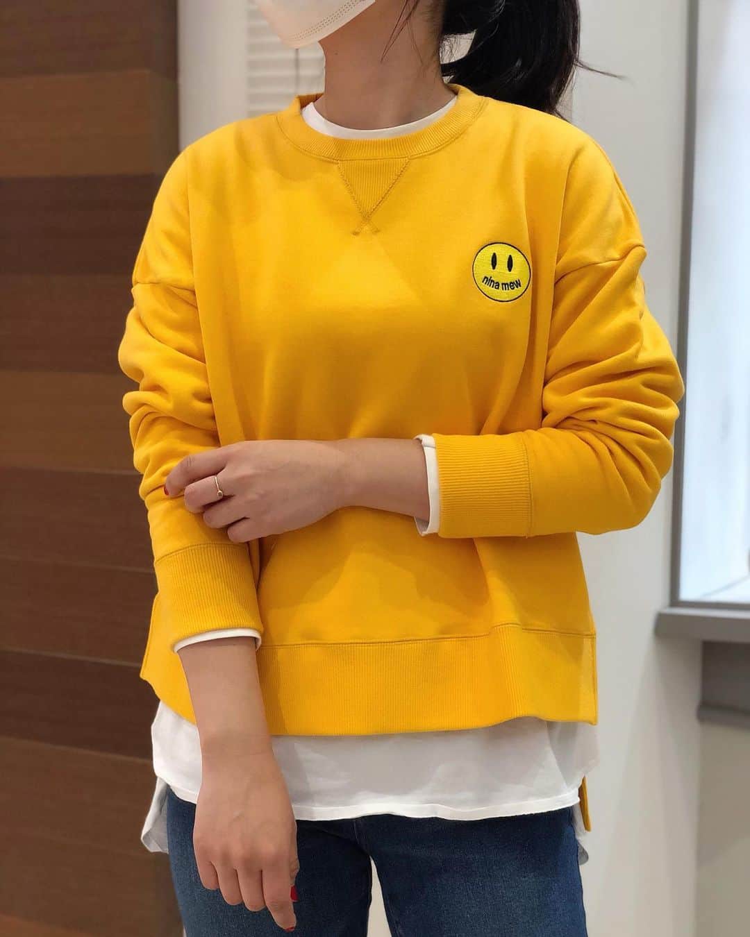新谷美奈のインスタグラム：「SPECIAL NOVELTY PRESENT🎅🏻🎄💫﻿ ﻿ SMILE SWEAT💫﻿ 今日も笑顔で☺︎﻿ ﻿ Nina mew﻿ tops ¥15,000+tax﻿ ______________________________________﻿ ﻿ ✔︎Nina mewの商品を税込4万円以上お買い上げの方に﻿ ロゴトートバッグをプレゼント！﻿ (なくなり次第終了となります)﻿ ﻿ ✔︎11/19(木)〜23(月)まで﻿ 連続ゆめポイント5倍！﻿ 本日は+クレジットの日でさらにお得😊﻿ ﻿ 皆様のご来店心よりお待ちしております！﻿ ﻿ @ninamew_official#Ninamew#ニーナミュウ#ゆめタウン#ゆめタウン佐賀#セレクトショップ#selectshop」