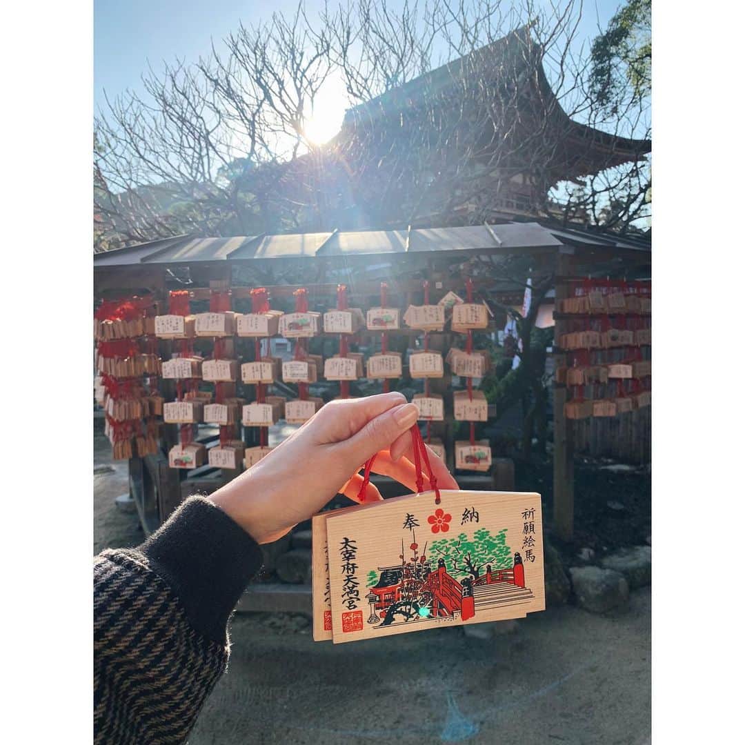 のインスタグラム：「福岡での撮影、そのまま足を伸ばして  早朝、太宰府さんにお参りできました。  空気も朝の神事もとても美しかった。  絵馬は娘と姪のもの。  ていうか、みんなみんな、がんばれ受験生！  #太宰府天満宮 #福岡 #お礼参り #合格祈願 #絵馬 #梅ヶ枝餅  #かさの家 #あつあつや〜」