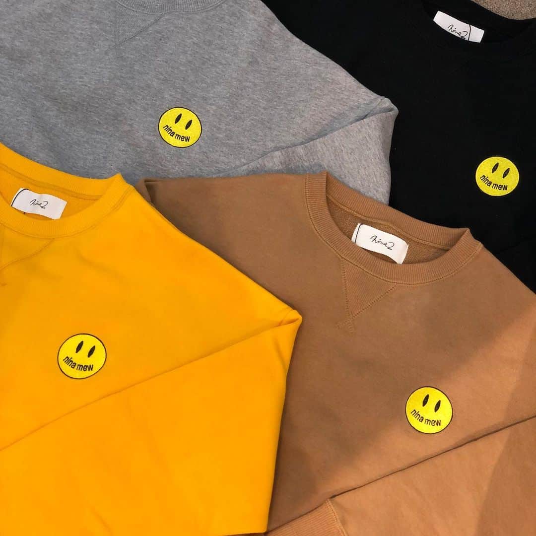 新谷美奈のインスタグラム：「SPECIAL NOVELTY PRESENT🎅🏻🎄💫﻿ ﻿ SMILE SWEAT💫﻿ yellow/beige/gray/black﻿ ﻿ Nina mew﻿ tops ¥15,000+tax﻿ ______________________________________﻿ ﻿ ✔︎Nina mewの商品を税込4万円以上お買い上げの方に﻿ ロゴトートバッグをプレゼント！﻿ (なくなり次第終了となります)﻿ ﻿ ✔︎11/19(木)〜23(月)まで﻿ 連続ゆめポイント5倍！﻿ 本日は+クレジットの日でさらにお得😊﻿ ﻿ 皆様のご来店心よりお待ちしております！﻿ ﻿ @ninamew_official#Ninamew#ニーナミュウ#ゆめタウン#ゆめタウン佐賀#セレクトショップ#selectshop」