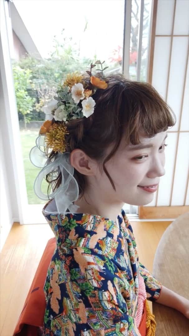 waco⭐️CHACOのインスタグラム：「CHACO x ムラハマハルカコラボ髪飾りの造花タイプの付け方です。  付け方 ①編み込みした髪を耳後ろでヘアゴムで留めます。 ②ゴムの上にワイヤー付きリボンでリボン結びします。 ③バランスを見てお花と葉っぱを編み込み部分につけて完成です！  model @_mura_hama  hair @eight_hair」