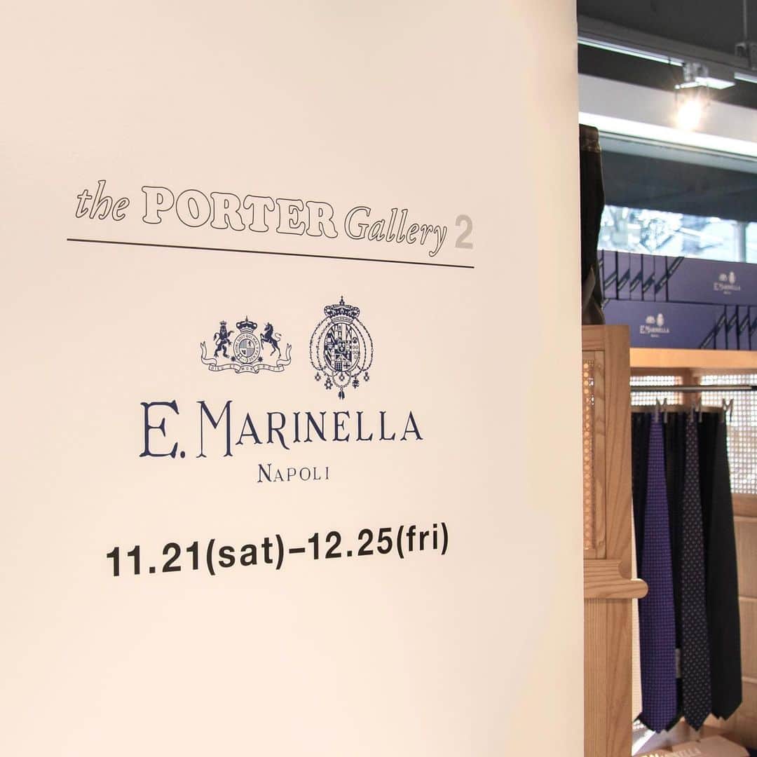 吉田カバン 表参道さんのインスタグラム写真 - (吉田カバン 表参道Instagram)「「E.MARINELLA in the PORTER Gallery 2」  本日よりPORTER OMOTESANDO the PORTER Gallery 2にて、1914年にエウジェニオ・マリネッラによりナポリで創業した、イタリアを代表するネクタイブランド「E.MARINELLA（マリネッラ）」のイベントがスタートしました。  開催期間：11月21日（土）～12月25日（金）  期間中はE.MARINELLAを象徴する英国製の上質なシルクを仕立てたクラシックなネクタイや、現代的にアップデートされたナロー幅の小紋柄ネクタイもカラーバリエーション豊富にご用意しています。またイベントを記念して製作したE.MARINELLA×PORTERのオリジナルアイテムも展開中です。 冬のギフトにぴったりのアイテムを多数取り揃えたイベントです。  E.MARINELLA×PORTER ORIGINAL SCARFはこちら﻿ https://www.yoshidakaban.com/sp/product/105577.html? ﻿ E.MARINELLA×PORTER TIE CASEはこちら﻿ https://www.yoshidakaban.com/sp/product/105576.html  #yoshidakaban #porter #吉田カバン #ポーター #luggagelabel #porteryoshida #porterflagshipstore #theportergallery #theportergallery2 #madeinjapan #japan  #instabag #omotesando #marunouchi #osaka #emarinella #italy #tie #ties #madeinitaly #handmade #luxury #dandy #gentlemanstyle #tiecase #scarf #exclusive #collaboration」11月21日 13時37分 - porter_flagship_store