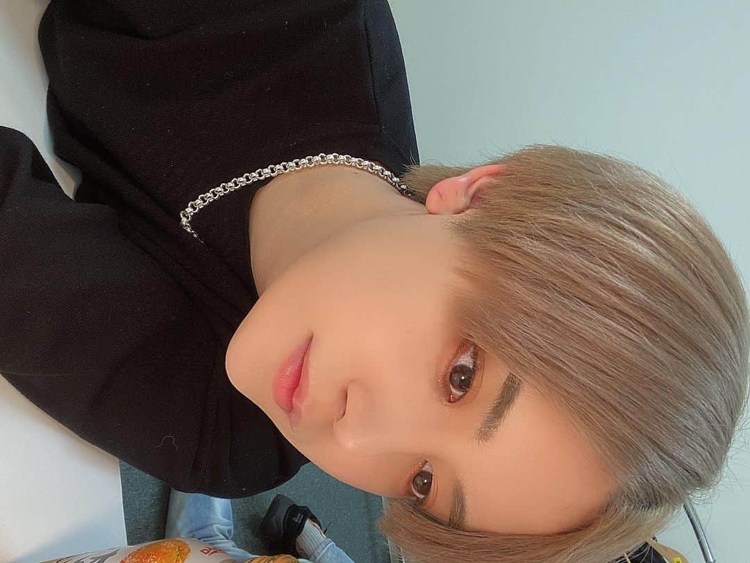 やっぴのインスタグラム：「🤟🤟🤟」