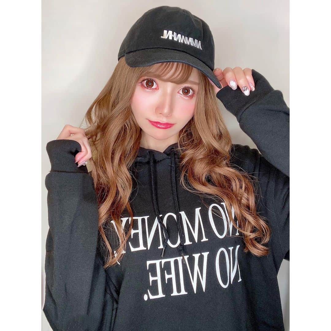 りのにゃんのインスタグラム：「+ .*ʚ♡ɞ*.+ﾟ﻿ ﻿ ﻿ ﻿ 「ＮＯ MONEY ＮＯＬＩＦＥ」﻿ ﻿ 「ＮＯ ＨＥＡＴ ＮＯ ＬＯＶＥ」﻿ ﻿ お金がないと結婚できないけど﻿ 気持ちがないと恋愛できない👱❤️👱‍♀️ ﻿ @nmnwnhnl  さんのパーカーとキャップだよ🧢 りのはお金も気持ちも両方ないとむり💸笑  素敵なキャッチコピー💗 ﻿ ﻿ ﻿ ﻿ ﻿ #歌舞伎町#池袋#池袋東口#Tokyo#osaka#キャバ嬢#プリンスグループ#池袋redshoes #レッドシューズ #nomoey#nmnwnhnl#カジュアルファッション#ストリートファッション#パーカー女子#パーカーコーデ#ビッグシルエット#オーバーサイズ#キャップ#スイーツ好き#韓国ファッション#followme#いいね返し#いいねした人で気になった人フォロー ﻿ ﻿ ﻿」