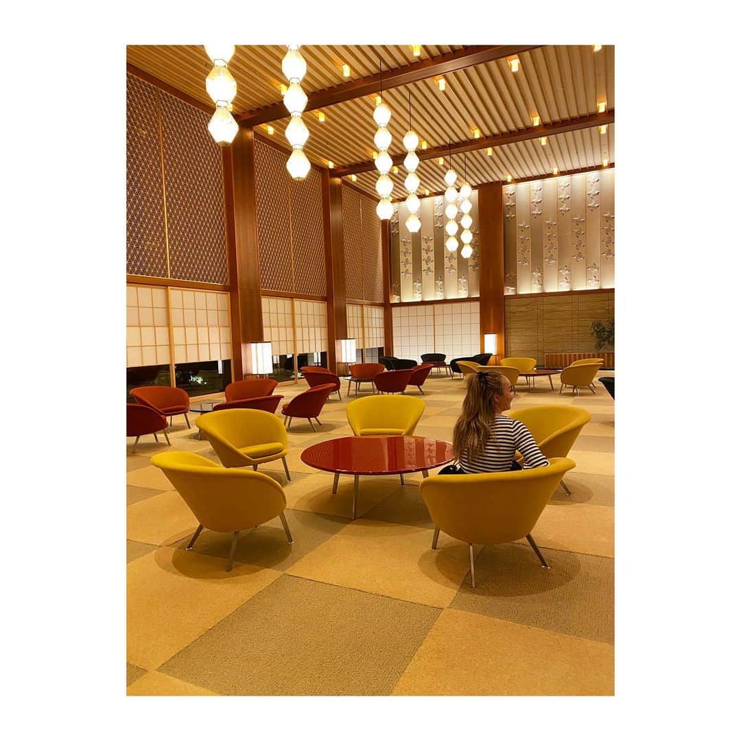 森田えりかさんのインスタグラム写真 - (森田えりかInstagram)「全ての物の配置が決まっているかのような、澄んだ綺麗な空間。  よーく、よく見ると豆粒サイズの 私がいる。笑 黄色椅子に座ってます✌️💛  #hotelokura #architecture #architecturelovers」11月21日 13時41分 - erikaricottamelon