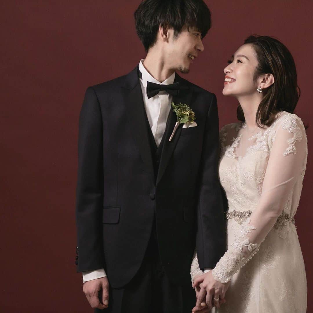 SWITCH SHOOTING PHOTO MAISONのインスタグラム：「SWITCHでは、カメラ目線のキメショットばかりではなく、お2人が自然に会話しているシーンや、ふとした自然な笑顔や、表情を多くお撮りしています📷✨ . . SWITCH表参道SpecialPlan 年内平日撮影限定！ 和装&洋装セットプラン 衣装選び放題✨ . 年内中に撮影を済ませたいお客様！ ぜひお得なこの機会にご予約ください お問い合わせや来店予約はHPかメールで✉️ 　@switch.omotesando TOPから👍🏻 . . 表参道 @switch.omotesando﻿ 大阪 @switch.umeda ﻿ 横浜 @switch.yokohama﻿ 札幌 @switch.sapporo﻿ 鹿児島 @switch.kagoshima﻿ 品川 @switch.shinagawa﻿ . #switch表参道#switchomotesando #前撮り#後撮り#ウェディングフォト#フォトウェディング#フォトスタジオ #ブライダルフォト#結婚写真#結婚式前撮り#プレ花嫁﻿#花嫁準備﻿#ブライダルヘア#ウェディングヘア#おしゃれ花嫁#ドレス試着#結婚式#日本中のプレ花嫁さんと繋がりたい#ウェディングドレス#カラードレス#タキシード#和装前撮り#色打掛#白無垢#韓国フォトウェディング#関東花嫁﻿#東京花嫁会」