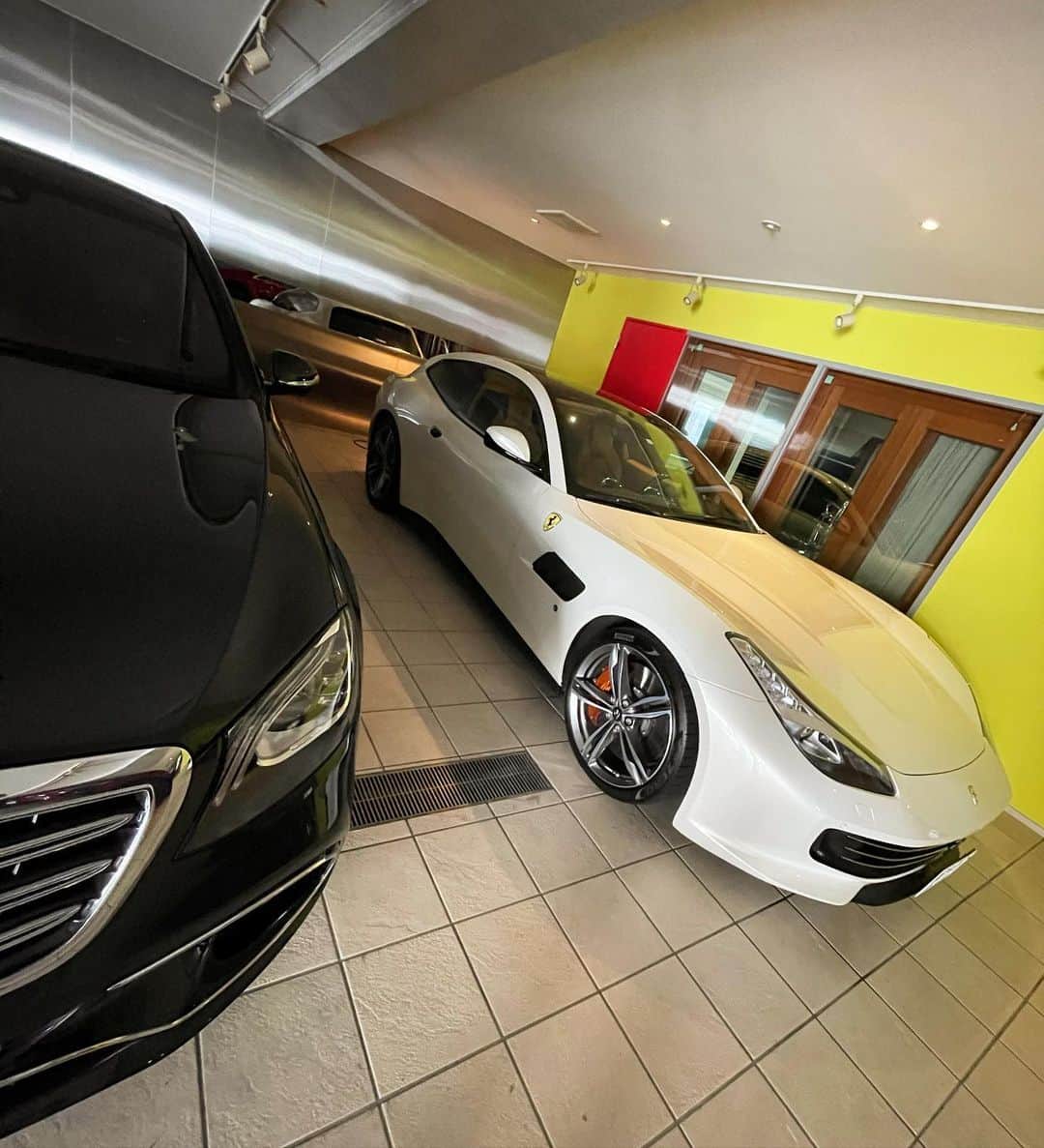 青木龍一のインスタグラム：「S63 ×  GTC4 Lusso  #ferrari  #gtc4lusso  #amg  #s63」