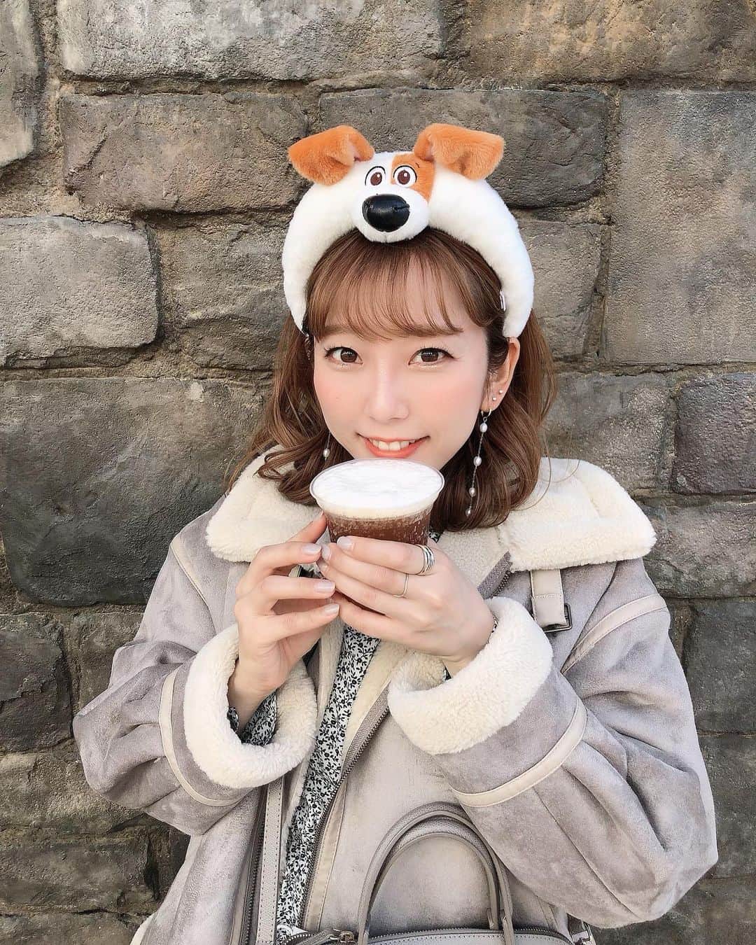 木下望のインスタグラム：「・ ・ ユニバではしゃぐおんなwithマックス🐩  バタービール甘すぎた🤘笑  #ユニバーサルスタジオジャパン #ユニバ #ユニバコーデ #バタービール #ハリーポッター」