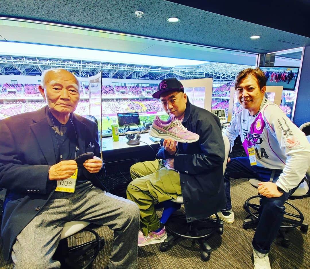 竹内弘一のインスタグラム：「夢の中継フォーメーション！ ゲストにレイザーラモンRGさんを お迎えしてサンガあるある満載の ラジオ実況中継お送りします。 もちろん解説は上田亮三郎御大です。 14:00~16:00！ぜひお聴きください！ #kyotosanga #サンガあるある #レイザーラモンrg #kbs京都ラジオ  #wacoal」