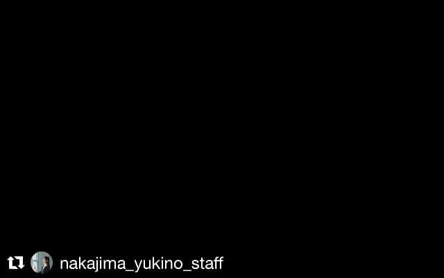 若森さちこのインスタグラム：「6月某日、再会できた喜びをダンスで表現する2人🤣深夜のテンションで音楽付けてみました👐  #Repost @nakajima_yukino_staff with @get_repost ・・・ 「アコうた」レコーディング某日、 ボーカルレコーディングブースで突如として始まったユキノ氏のダンスに、パーカッション若森さちこ氏を迎えたダンスセッションをご覧ください💃✨ . 「DISTANCE DANCE」 〜ガラス越しのダンス共演〜 . お出かけが憚れる3連休の中で、ささやかですが、お楽しみ頂ければ幸いです〜🤗 . Sound By Sachiko Wakamori @pistachico . #中嶋ユキノ  #若森さちこ  #シンガーソングライター  #ダンスセッション  #distancedance  #nakajimayukino  #singersongwriter」