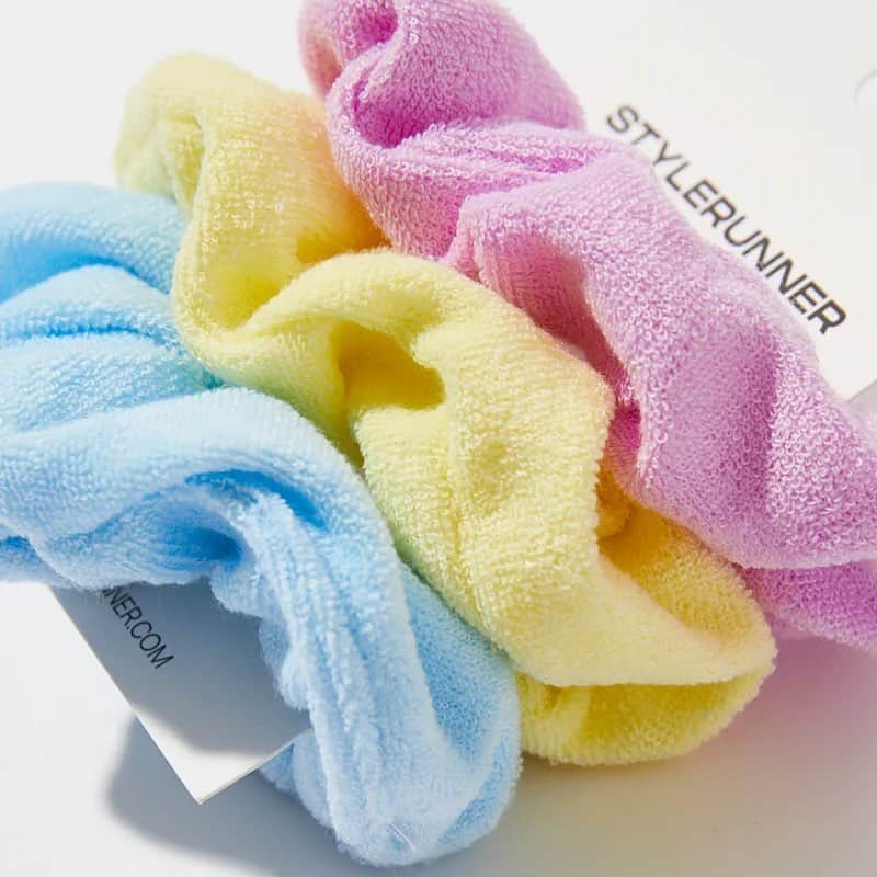 STYLERUNNERさんのインスタグラム写真 - (STYLERUNNERInstagram)「Scrunchies are back and here to stay. 💙💛💕Style your hair anyway you like with our Stylerunner Terry Towel Scrunchie」11月21日 14時03分 - stylerunner