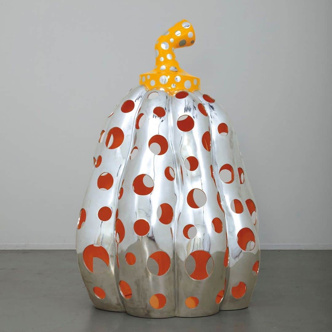 クリスティーズさんのインスタグラム写真 - (クリスティーズInstagram)「Yayoi Kusama's 'Dotted Pumpkin (Yellow)' brings together the artist's most recognizable motifs — pumpkins, dots, mirrors, and the notion of infinity. This work belongs to a series of uniquely coloured aluminium sculptures, collectively entitled 'Reach Up to the Universe'.⠀ .⠀ Notable within the series for its two-toned palette, this work dates from 2010, marking the culmination of a triumphant decade that saw Kusama take her place on the international stage.⠀ .⠀ Kusama's fascination with pumpkins can be traced back to her childhood in Japan, where her family ran a wholesale agricultural business. The pumpkin's 'humorous form' spoke to her in the most 'animated manner' inspiring an almost anthropomorphic presence in her work.⠀ .⠀ Over the years, Kusama came to conceive of the pumpkin as an extension of her own being. Here, her alter-ego — the pumpkin — is reborn in a shimmering blaze of light, colour and illusion.⠀ .⠀ Yayoi Kusama (B. 1929), 'Reach Up to the Universe - Dotted Pumpkin (Yellow), 2010. Estimate: HK$8,500,000-15,000,000 / US$1,200,000-1,900,000.⠀ .⠀ 20th Century: Hong Kong to New York — 2 December .⠀ @christiesasia #yayoikusama #kusama #kusamapumpkin #contemporaryart #sculpture #infinitynet #polkdadots⠀」11月21日 14時08分 - christiesinc