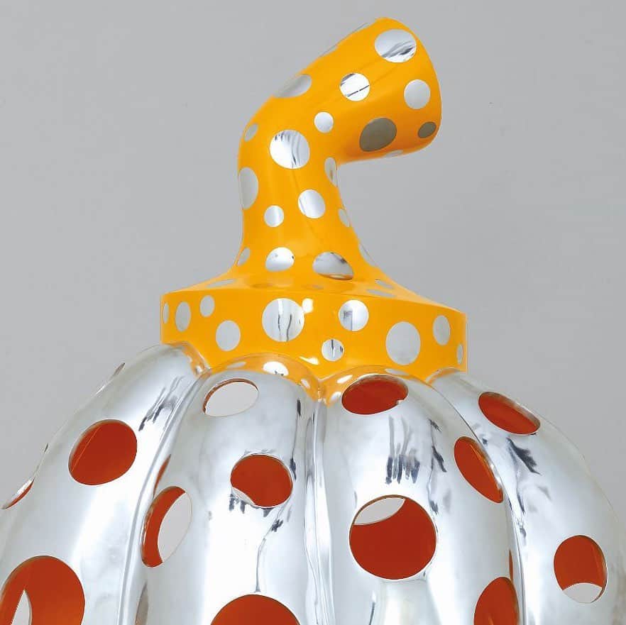 クリスティーズさんのインスタグラム写真 - (クリスティーズInstagram)「Yayoi Kusama's 'Dotted Pumpkin (Yellow)' brings together the artist's most recognizable motifs — pumpkins, dots, mirrors, and the notion of infinity. This work belongs to a series of uniquely coloured aluminium sculptures, collectively entitled 'Reach Up to the Universe'.⠀ .⠀ Notable within the series for its two-toned palette, this work dates from 2010, marking the culmination of a triumphant decade that saw Kusama take her place on the international stage.⠀ .⠀ Kusama's fascination with pumpkins can be traced back to her childhood in Japan, where her family ran a wholesale agricultural business. The pumpkin's 'humorous form' spoke to her in the most 'animated manner' inspiring an almost anthropomorphic presence in her work.⠀ .⠀ Over the years, Kusama came to conceive of the pumpkin as an extension of her own being. Here, her alter-ego — the pumpkin — is reborn in a shimmering blaze of light, colour and illusion.⠀ .⠀ Yayoi Kusama (B. 1929), 'Reach Up to the Universe - Dotted Pumpkin (Yellow), 2010. Estimate: HK$8,500,000-15,000,000 / US$1,200,000-1,900,000.⠀ .⠀ 20th Century: Hong Kong to New York — 2 December .⠀ @christiesasia #yayoikusama #kusama #kusamapumpkin #contemporaryart #sculpture #infinitynet #polkdadots⠀」11月21日 14時08分 - christiesinc