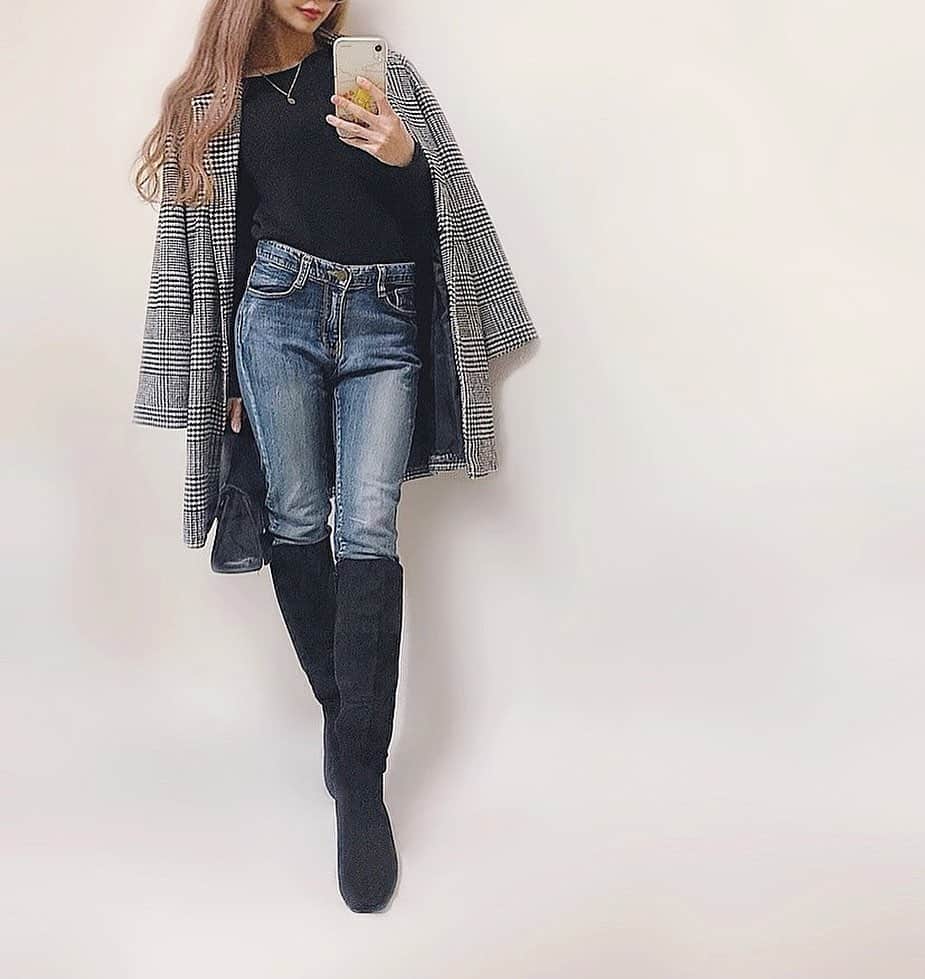 さっぴちゃんのインスタグラム：「... . 全身小物入れても1万円いかないプチプラコーデ(ˊᵕˋ) と言いつつ、いつもそんな感じですが😂(笑) . 毎朝起きると子ども達に挟まれてるのが幸せ♡ . カインズで買った布団カバーが毛布になってる タイプのやつ、肌触りが良すぎてなかなか お布団から出られなくなっている毎日ですが、 全力でおすすめしたい( °∀°)𓂃𓈒𓏸 . さっき床掃除してたら、 👧🏼))わ〜！きれいになったねぇ〜！すごぉ〜い！ と言いながら頭を撫でてくれました姉さん♡ . まあ、掃除したのはあかりがわざとお茶 ひっくり返したので、ついでに本格的に掃除 し始めただけなんですけどね...( °∀°)෴ . よく見たら想像以上にテーブルの下とか壁際 汚れてたよ𓂂きっかけをくれてむしろありがとう(笑) . がっくんは相変わらず毎日ニコニコ 癒しを放ってくれております👶🏼♡♡ . . ………………………………(♡)……………………………… .」