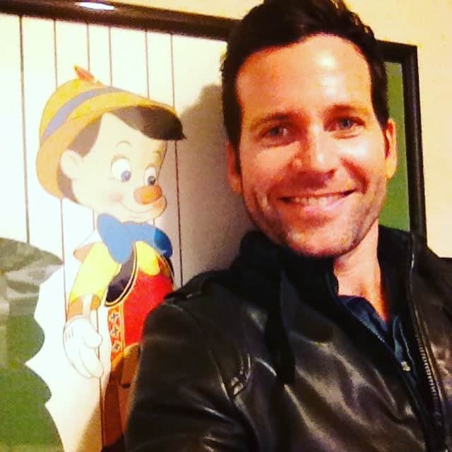 アイオン・ベイリーのインスタグラム：「Where else could a boy who’s favorite tale was that of a hand carved marionette puppet brought to life, get to play that puppet as an adult, other than the fantastically creative ‘Once upon a time’ @onceabcofficial. What a gift to ruminate on the desire to be selfless, brave, and true for 22 episodes over four years. I’m thrilled this show caught on in the way it did, having met people all over the world who LOVE IT!Tomorrow I’ll be available to meet fans through the www.galaxycon.com portal starting at 2pm ET / 11 am PT.  Join Me, Jennifer Morrison and Emile De Ravin, Some of it is free and some requires a ticket. I hope to see you there. It’ll be a good time; That’s a promise Pinocchio can keep.  @galaxyconlive」