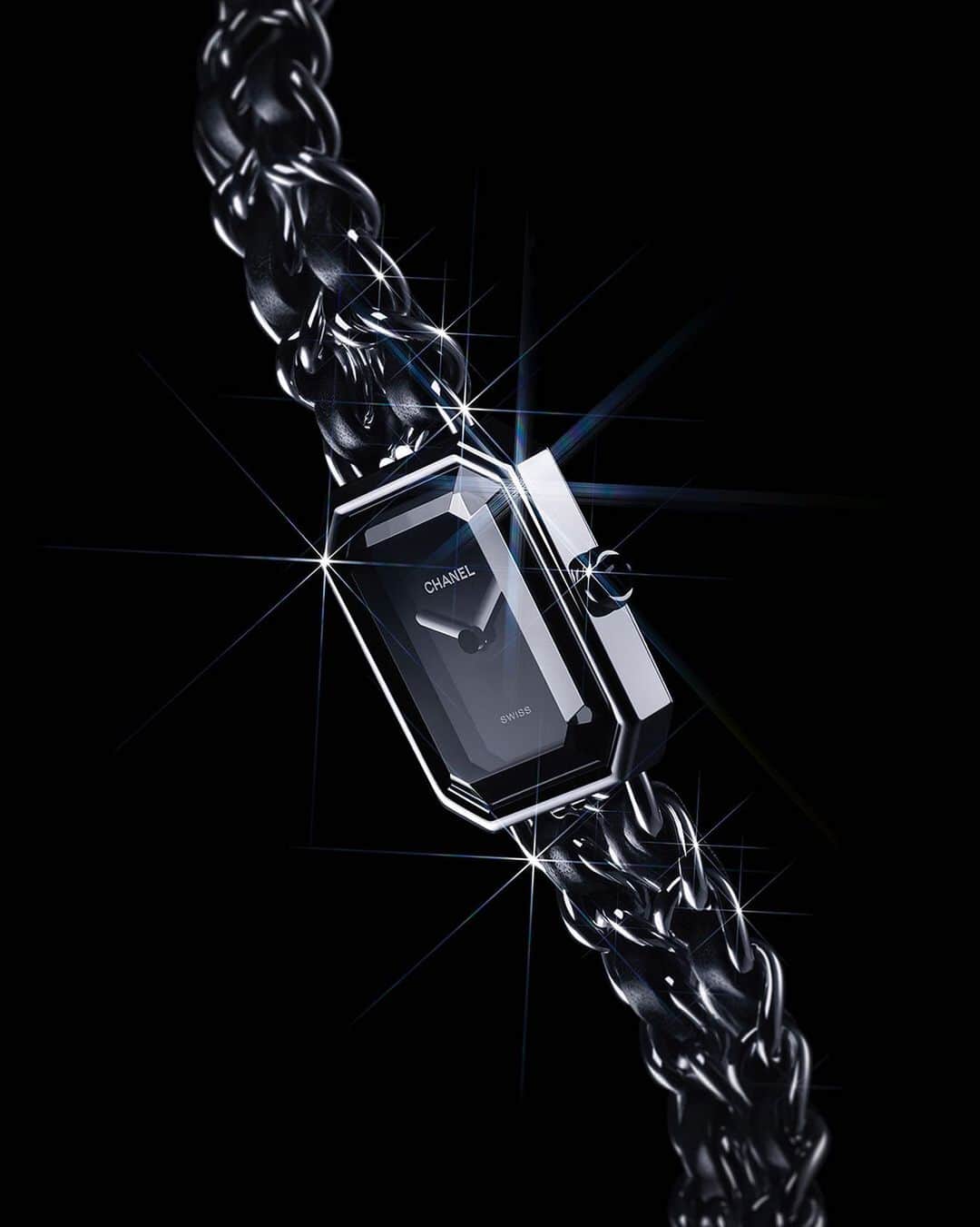 のインスタグラム：「A CHANEL Dream Never Fades  This holiday season, explore the PREMIÈRE ROCK watch. The octagonal case evokes the cabochon of the N°5 fragrance bottle. Interwoven with leather, the chain strap recalls that of the iconic quilted bag.  #CHANELDreaming #CHANELWatches #CHANELPremiere  Discover the PREMIÈRE ROCK watch. Link in bio.」