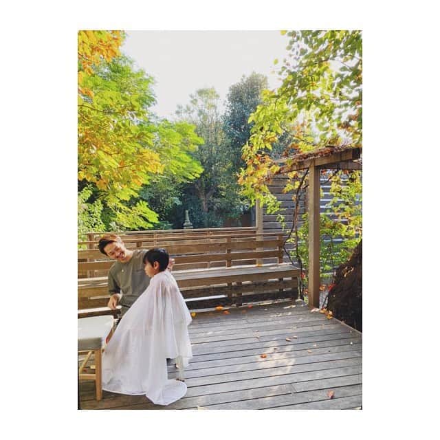 のインスタグラム：「家族みんなで遊びに来てくれて  @shogo1202 の青空カット✂︎ なんて贅沢な！！ オシャレな髪型にしてもらいました✌︎ その後はいっぱい息子と遊んでくれて仲良しw ありがと〜う♪ 髪型はまたアップします！ #青空カット」