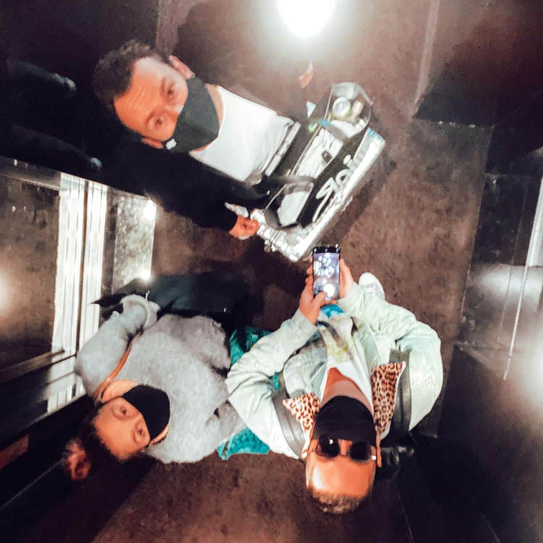 ロビン・シュルツのインスタグラム：「Elevator trippin’  /w @schnatterlia @lars.schwafertz」