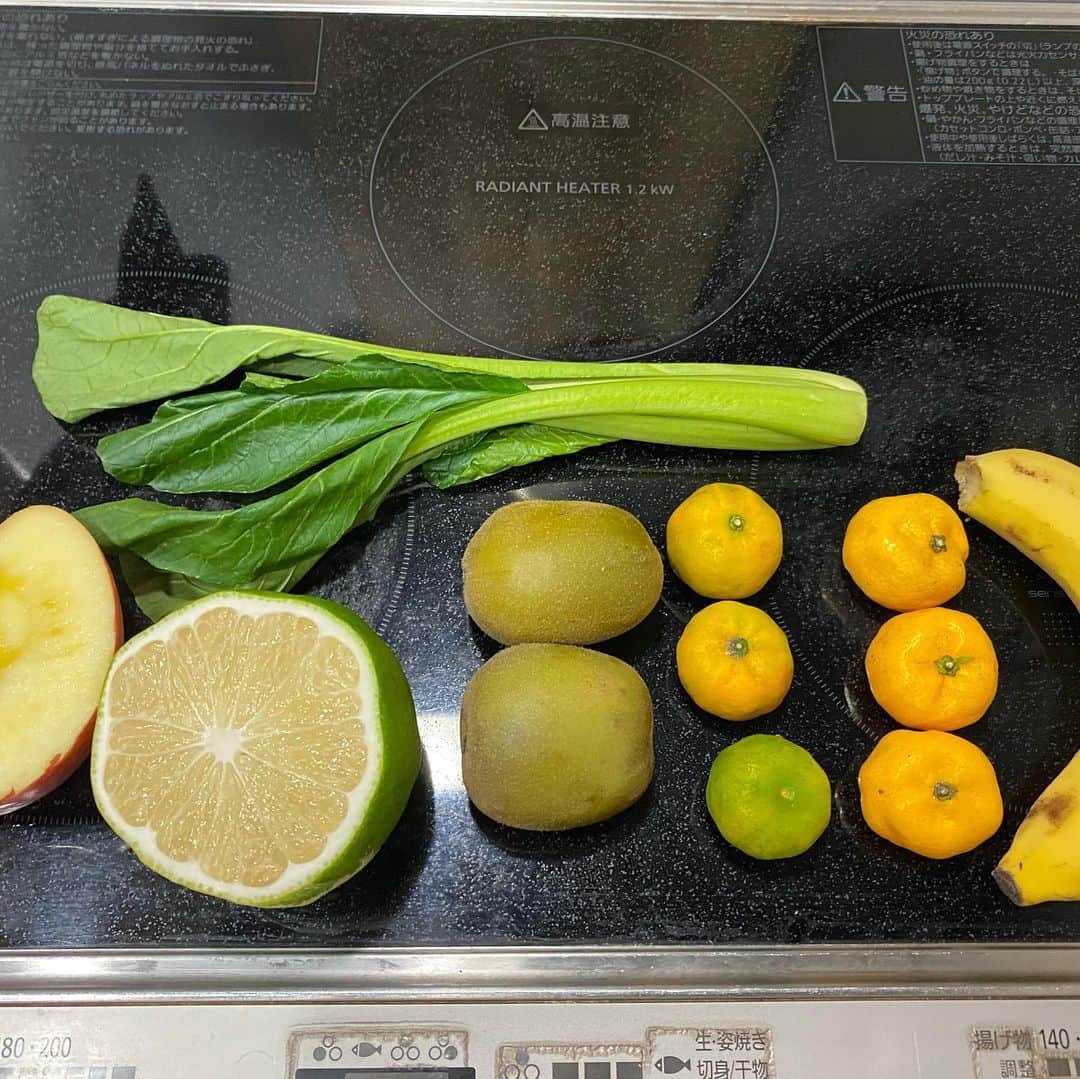 青山大人さんのインスタグラム写真 - (青山大人Instagram)「最近家でミキサーでのジュース作りにはまっている青山です。日替わりで色々なものをミックスしています。  今日はレインボーレッドキウイ、福来みかん、璃の香レモン、シークヮーサー、バナナ、りんご、小松菜🥬  プレーンヨーグルトをたっぷり入れて、牛乳を少々入れてあとはミキサーにかけるだけ。  酸っぱい果物や野菜を食べない子どもたちにも大人気です😀  #ミキサー #ジュース  #レインボーレッドキウイ　#福来みかん #璃の香レモン #璃の香 #シークヮーサー #バナナ #りんご #小松菜 #プレーンヨーグルト #牛乳」11月21日 23時55分 - aoyamayamato