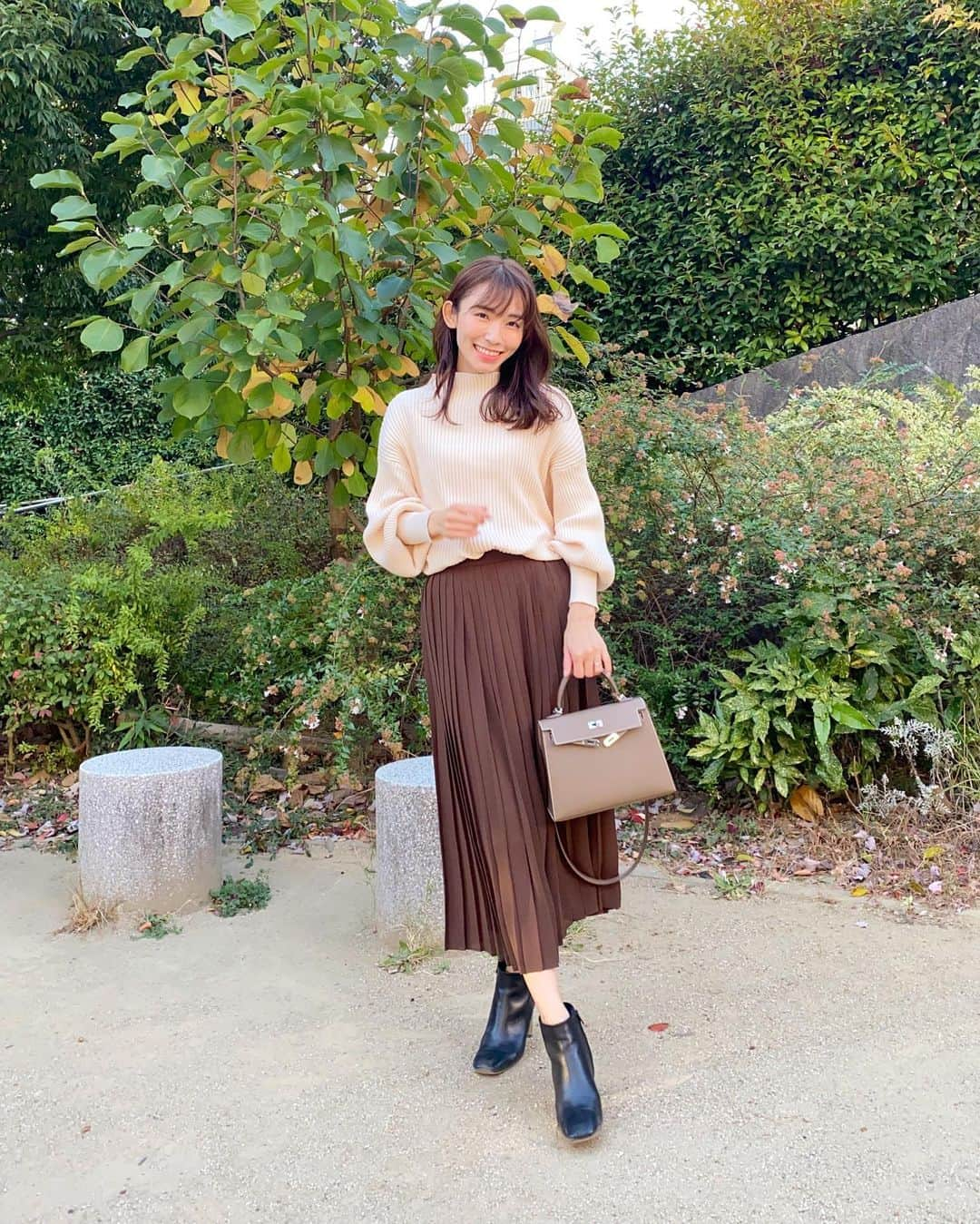 shizuka.watanabeさんのインスタグラム写真 - (shizuka.watanabeInstagram)「♡♡♡ ・ ・ 今日はゆっくりと過ごした1日〜！ ・ 昨日のドラえもんとsexyzoneのride on time観て 涙腺崩壊したよ😭🧡 なので、目元が多少腫れ気味〜笑 ・ ・ トップスは　@rectangle_official もちもちとした柔らかい素材で着心地が良いニット！！ ・ 首元を綺麗に見せてくれるスッキリとしたボートネックが好き💛 ・ 今ならzozotownの1000円offクーポンがあるみたいだよー！！ ・ ・ ・ ・ #pr  #きれいめコーデ #きれいめカジュアル #女の子ママ #姉妹ママ #大人コーデ #大人カジュアル #30代ファッション #30代コーデ #30代 #오오티디 #옷스타그램 #데일리록」11月21日 23時55分 - shizuka.watanabe