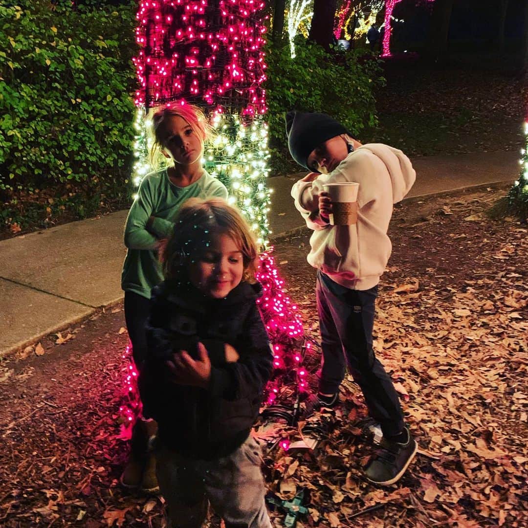 エリック・デッカーさんのインスタグラム写真 - (エリック・デッカーInstagram)「Hot cocoa and Christmas lights! #cheekwood」11月21日 23時53分 - ericdecker