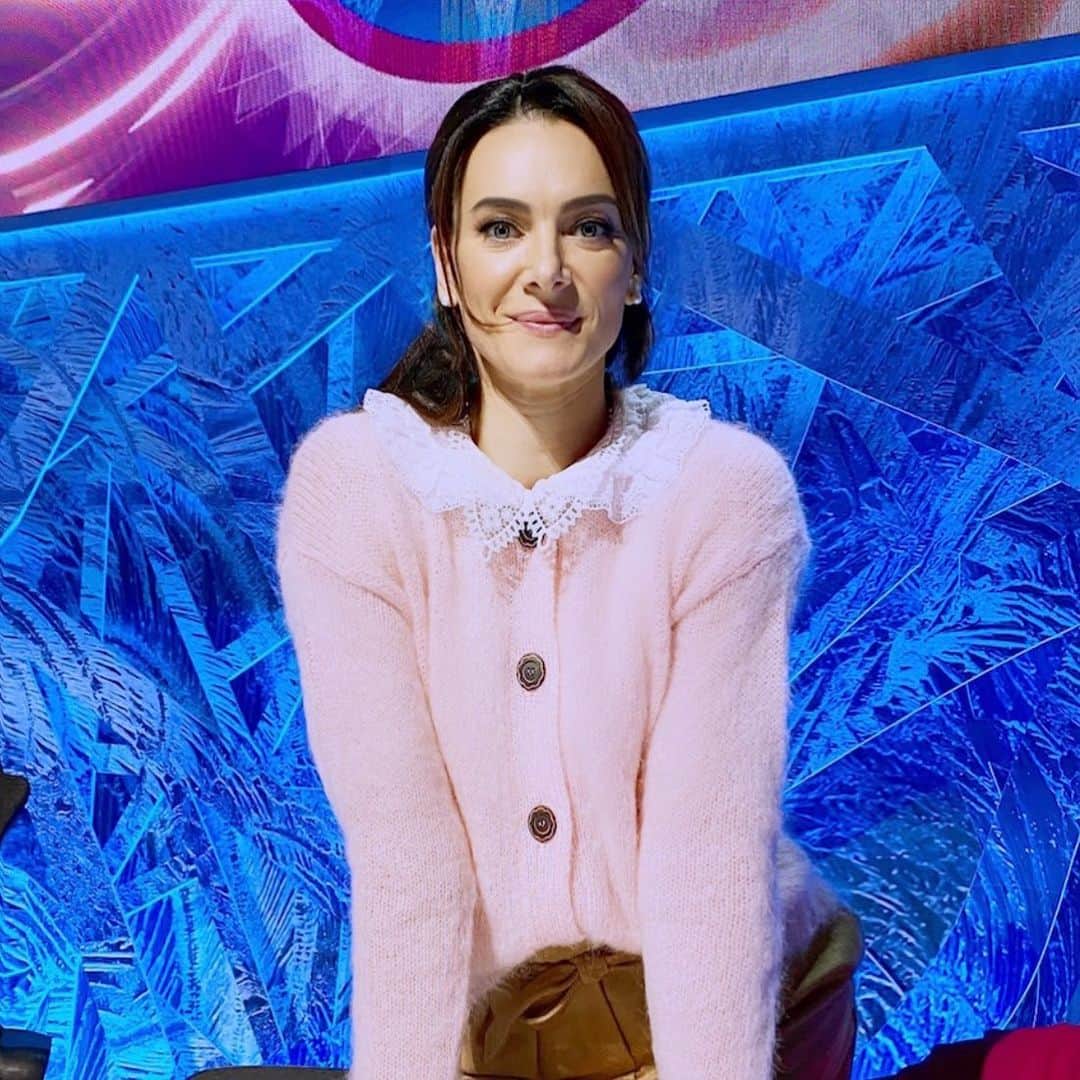 エレーナ・イシンバエワのインスタグラム：「Ну что, мои хорошие?!🤗 Вы со мной?🤓 ⠀ Смотрите @ice_1tv «Ледниковый период» ?! ⠀ Мы смотрим всем семьей и анализируем каждую оценку, выставленную мной участникам. ⠀ Жду ваших комментариев и конструктивную критику! ⠀ Приятного просмотра! 🤗 ⠀ Well, my good ones?! ... Are you with me? Watch @ice_1tv "Ice period " ?! We watch as a family and analyze every rating I give to participants. ⠀ I look forward to your comments and constructive criticism! ⠀ Enjoy your viewing! 🤗 ⠀ #исинбаева#isinbaeva#ледниковыйпериод#судья#fun#show#шоу.」