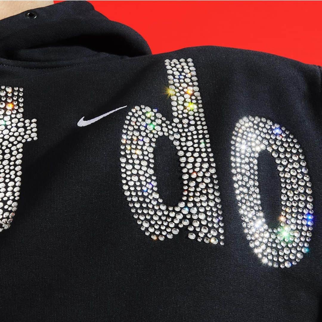 SWAROVSKIさんのインスタグラム写真 - (SWAROVSKIInstagram)「@Nike and @CactusPlantFleaMarket’s latest collaboration features a ‘just do it’ hoodie and Dunk Low sneakers, shining a light on luxury and leisurewear thanks to Swarovski crystals.   #Swarovski #SwarovskiForProfessionals」11月22日 0時04分 - swarovski