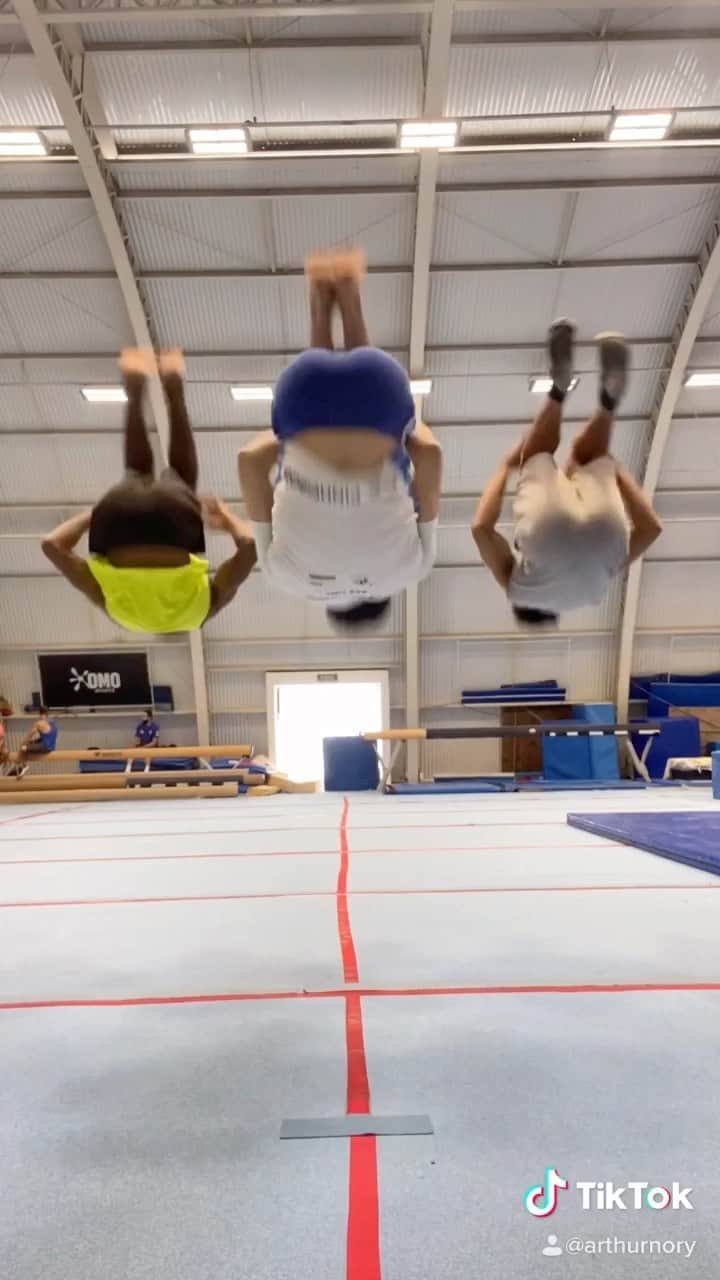 アルトゥール・オヤカワ・マリアノのインスタグラム：「It’s tricky! 📸 @bielzinx_ @vini_reis16  * * * #reels #explore #explorepage #gymnastics #friends」
