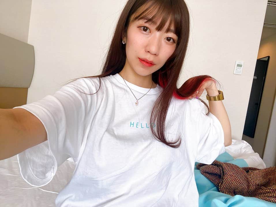 ぱいぱいでか美のインスタグラム：「ハロプロコンセプトルームに宿泊❤︎ ꙳ #エクセルホテル東急 #エクセルホテル東急渋谷 #ハロプロコンセプトルーム #hellopetitluxe @hp_officialfanclub #maisonbookgirl #コショージメグミ ꙳ コショとハロプロコンセプトルームこの前泊まってきた！ 私が結ちゃん、コショが石田さんでお願いしてて ちぃのお顔も見たかったので部屋ポスターはモーニングにしました❤︎ 等身大のタペストリー予想以上にお出迎え感を得てしまい ものすごい幸福感だった。 限定の映像コンテンツもルームサービスも めちゃくちゃ満足した……。 今度詳しくブログに書きます！」