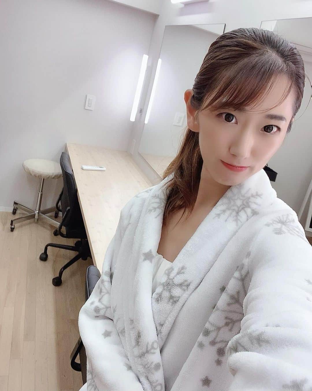 のインスタグラム：「#撮影中のひとコマ  #過去pic  大事なお仕事の前には 数日前から調整に入ります🧘‍♀️  最近飲んでるSMOOTH SMOOTHIE🍹 旬の野菜とフルーツがたっぷり入っているので 本当におすすめ🧡 しかもなんとこちらを購入の方は全員無料でミキサーがもらえるの！！ このミキサーがあればとっても簡単にスムージーが作れるので朝の忙しい時間にも🙆‍♀️  キャンペーンコード 初回500円OFFになるのでよかったら使ってね❤️  キャンペーンコード "kaki51"  #自分磨き #美容ライター #instagood #like4like #followme  #photooftheday #followforfollow #model  #ootd #fashion #beauty #diet#beauty #主婦モデル #ママインフルエンサー #レースクイーン #モデル #インスタグラマー #男の子ママ#フォローミー#diet #ダイエット #ヨガ#水着#bikini#バスローブ」