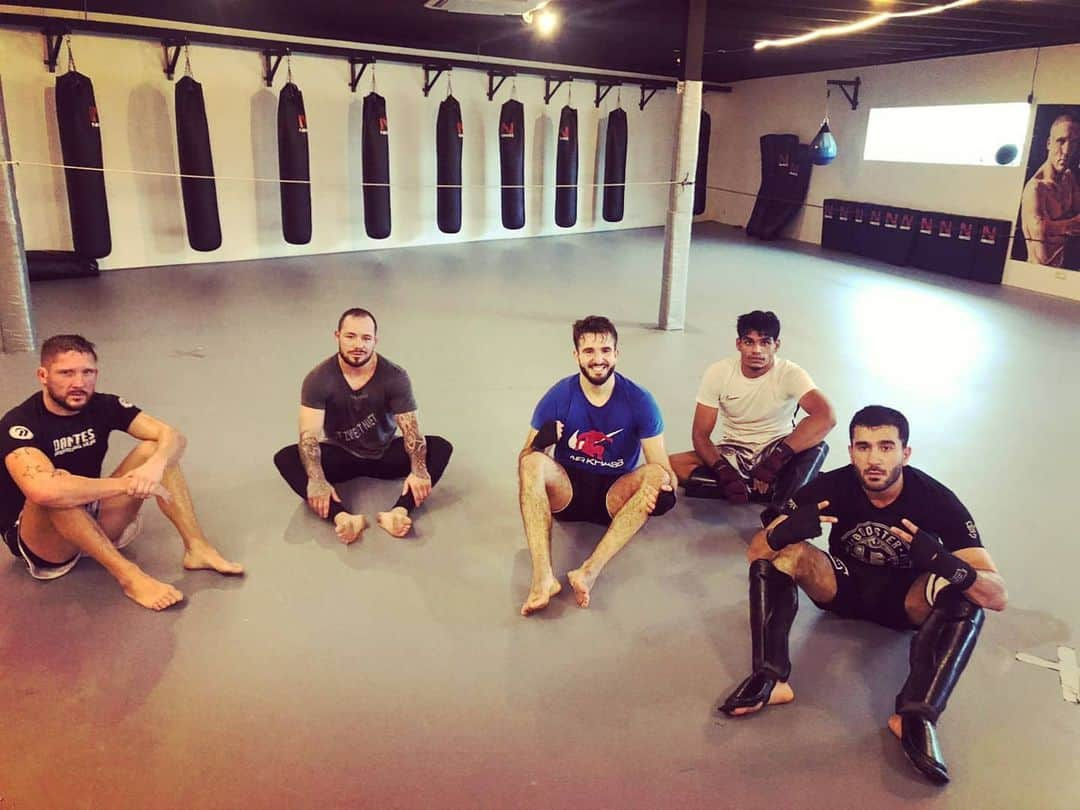 アンディ・サワーのインスタグラム：「Last sparring done... Time for rebirth!  Thanks to you all, who helped me true this hard time! Trainers, coaches, family and fans 🤞🏼❤️🍀🎉  #kickboxing #andysouwer #boxing #souwer #rebirth #challenge #lastdance」